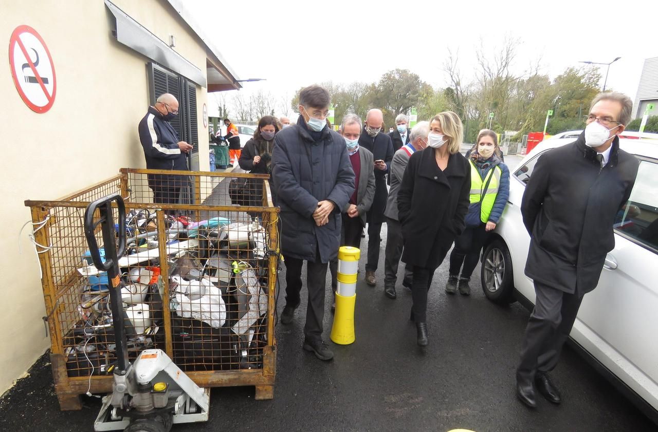 <b></b> Buc, lundi 16 novembre. Barbara Pompili, ministre de la Transition écologique, a rendu visite à la déchetterie. Elle incite les citoyens à trier leurs déchets et continuer de venir les déposer sur place.