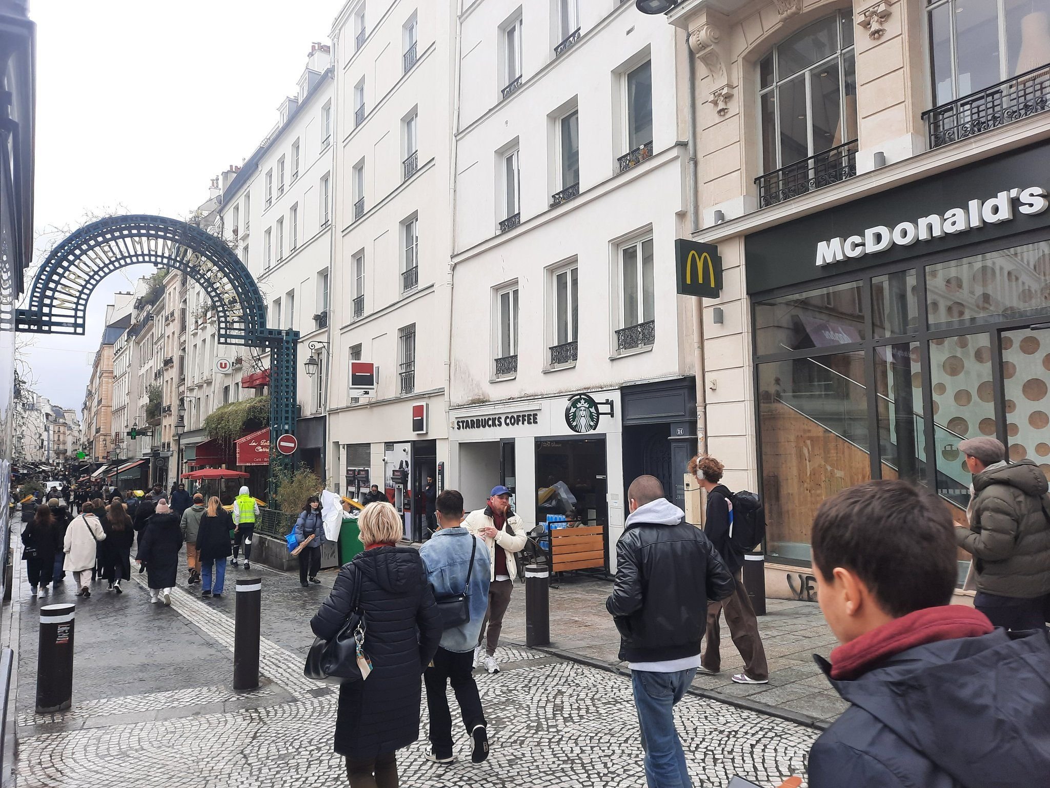 Rue Montorgueil Paris (Ier-IIe), le 8 mars. Dans cette rue au charme typiquement parisien, on trouve de nombreux restaurants, mais aussi des enseignes de restauration rapide, comme ce McDonald's, dont l'installation a suscité l'opposition des riverains. LP/Nina Iseni