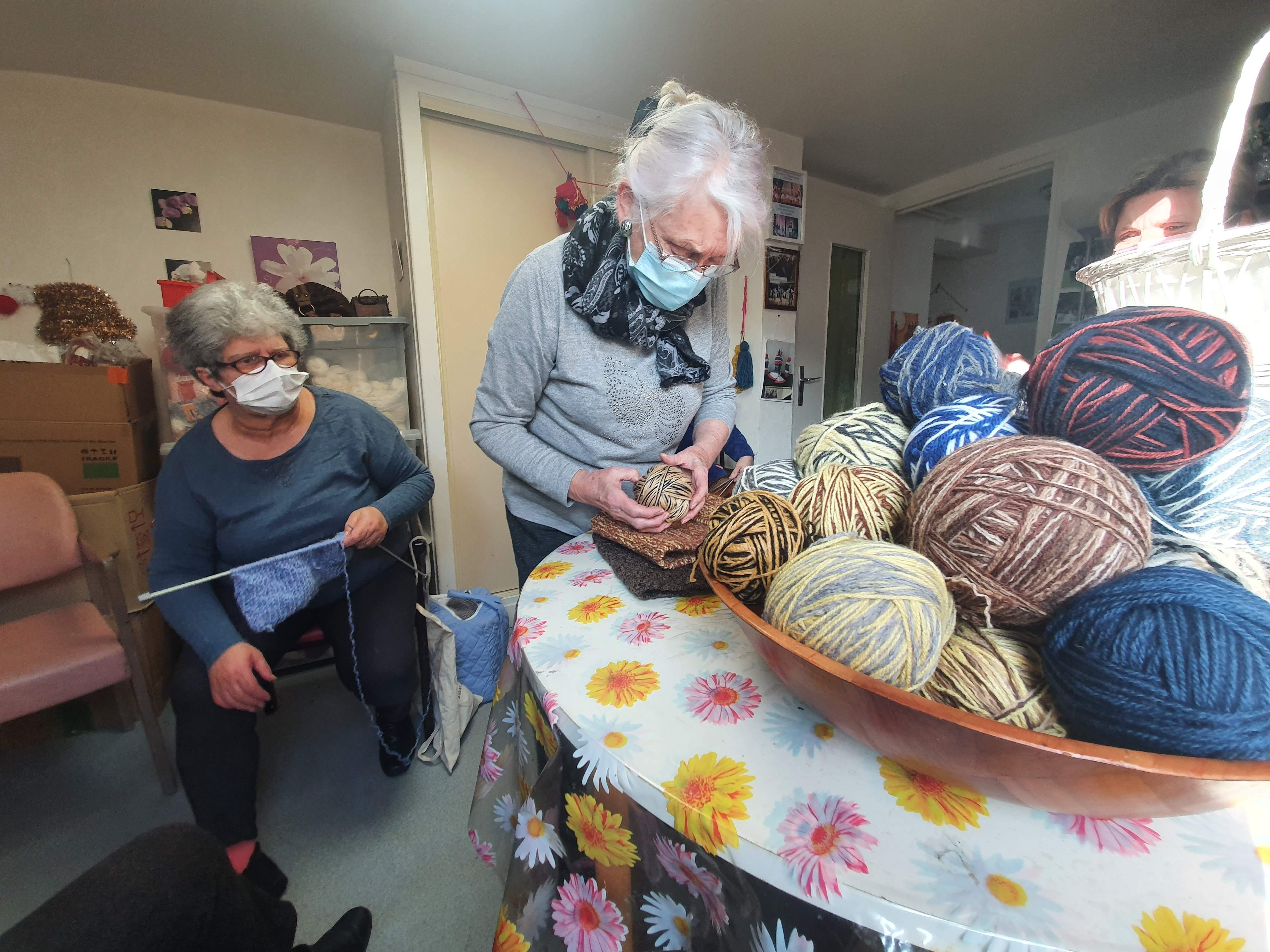 Depuis décembre, les créations au tricot des retraitées de Dreux (Eure-et-Loir) sont distribuées aux plus nécessiteux, notamment lors de maraudes de la Croix rouge. LP/Paul Guibal