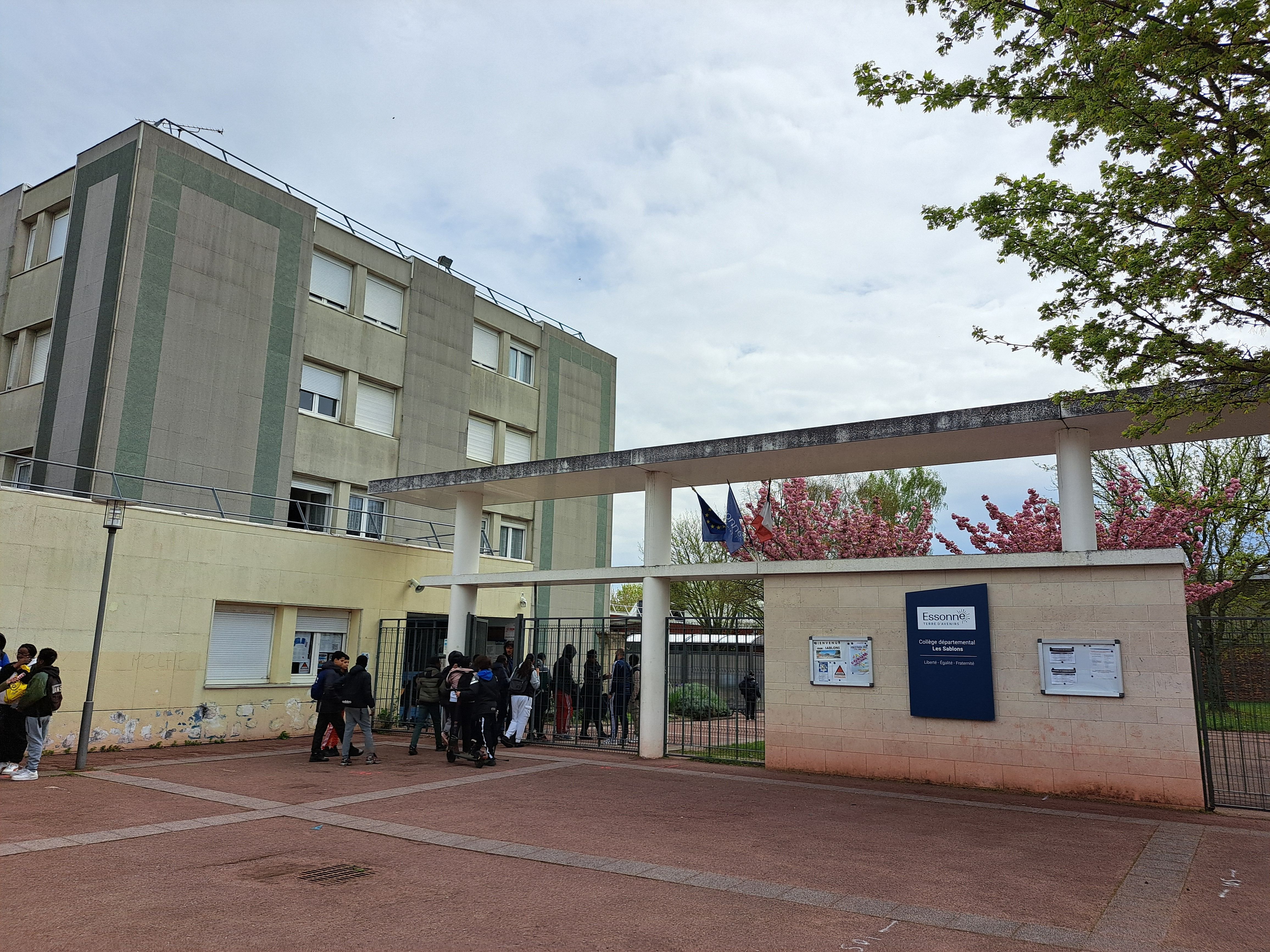 Viry-Chatillon, ce 5 avril 2024. Shemseddine, 15 ans, a été tabassé et laissé pour mort juste après sa sortie du collège, jeudi. Il est décédé vendredi. LP/Thomas Diquattro