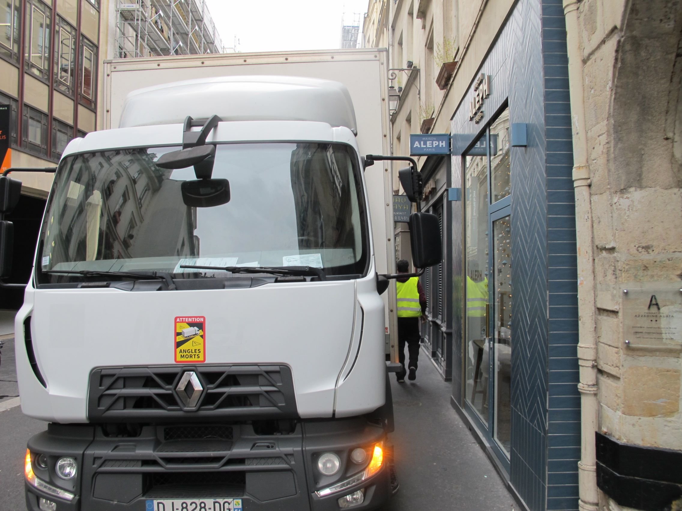 Rue de la Verrerie (Paris IVe), mardi 16 novembre. Garés au plus près des façades, les camions empêchent parfois les habitants de sortir de chez eux. LP/Ph.B.