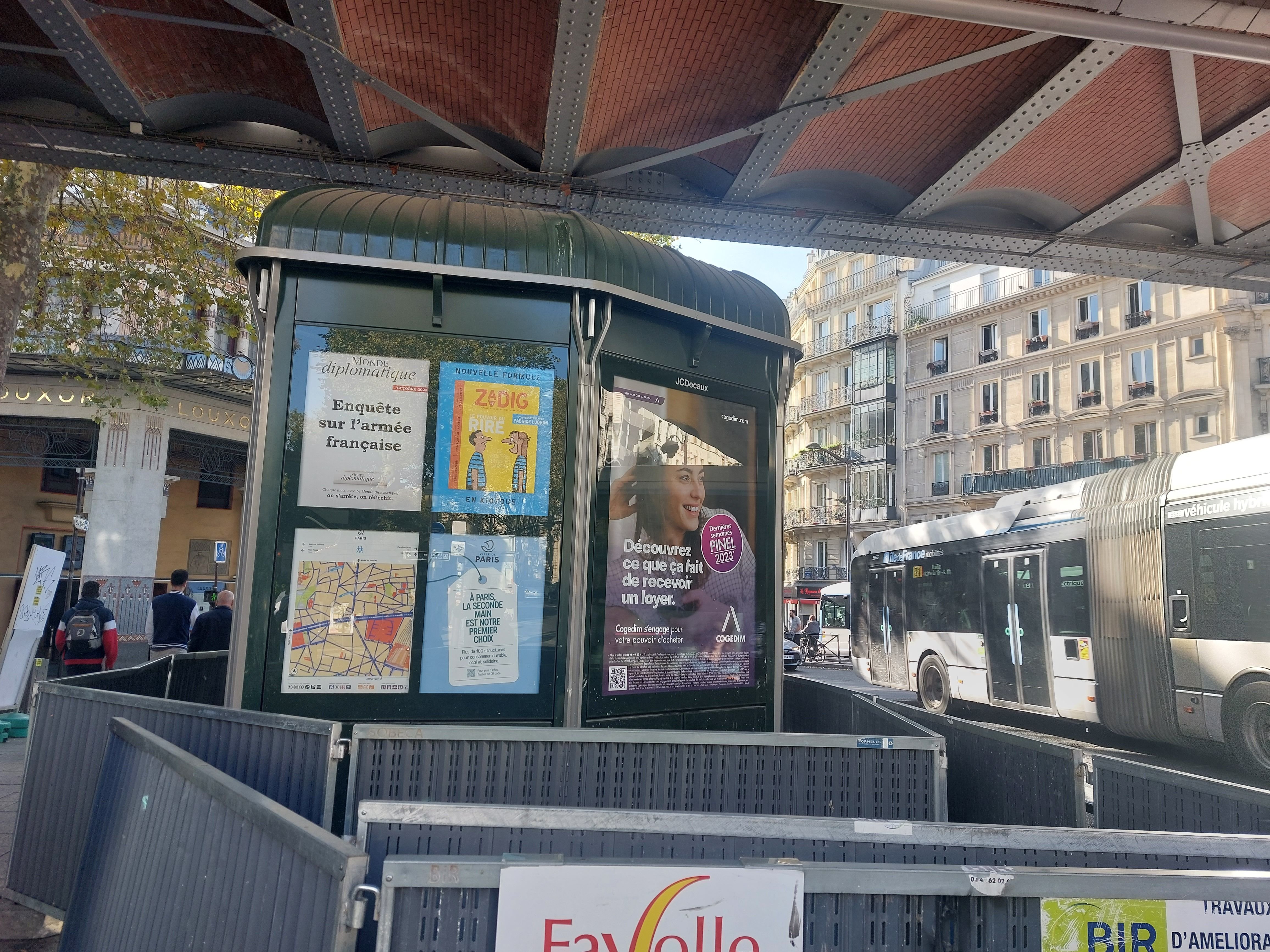 Fermé depuis 2019, le kiosque de Samir, une figure de Barbes (XVIIIe) qui a renoncé après une agression, sert toujours de support à la publicité. LP/C.B.