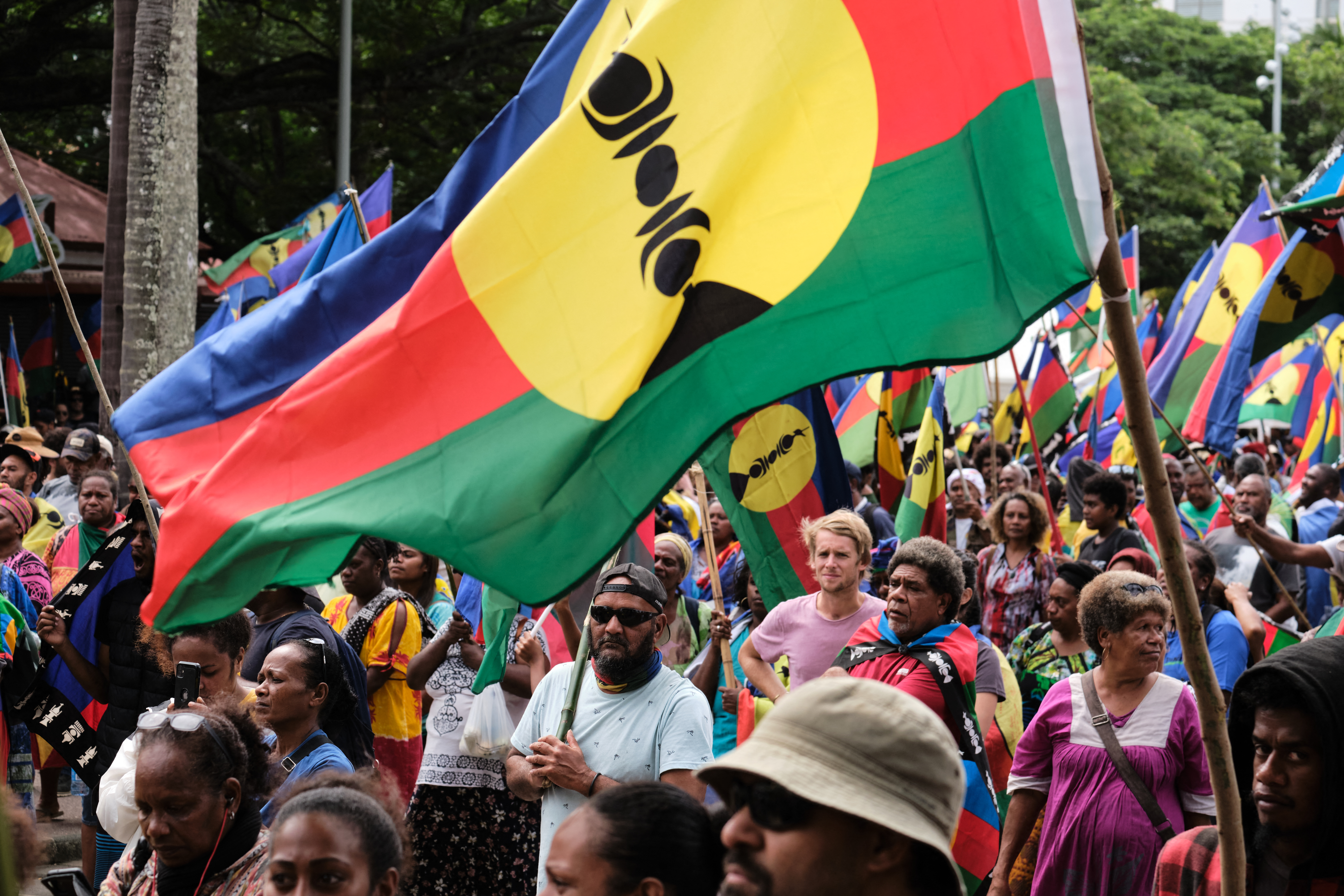 De nombreux manifestants indépendantistes brandissent depuis plusieurs semaines le drapeau Kanak, symbole de la lutte pour l'indépendance de l'archipel (illustration). Theo Rouby / AFP