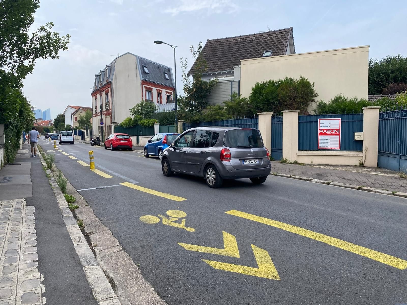 Colombes (Hauts-de-Seine), mardi 13 août 2024. Une centaine de places de voiture ont été supprimées dans la zone pavillonnaire pour aménager des pistes cyclables. LP/Mathilde Debarre