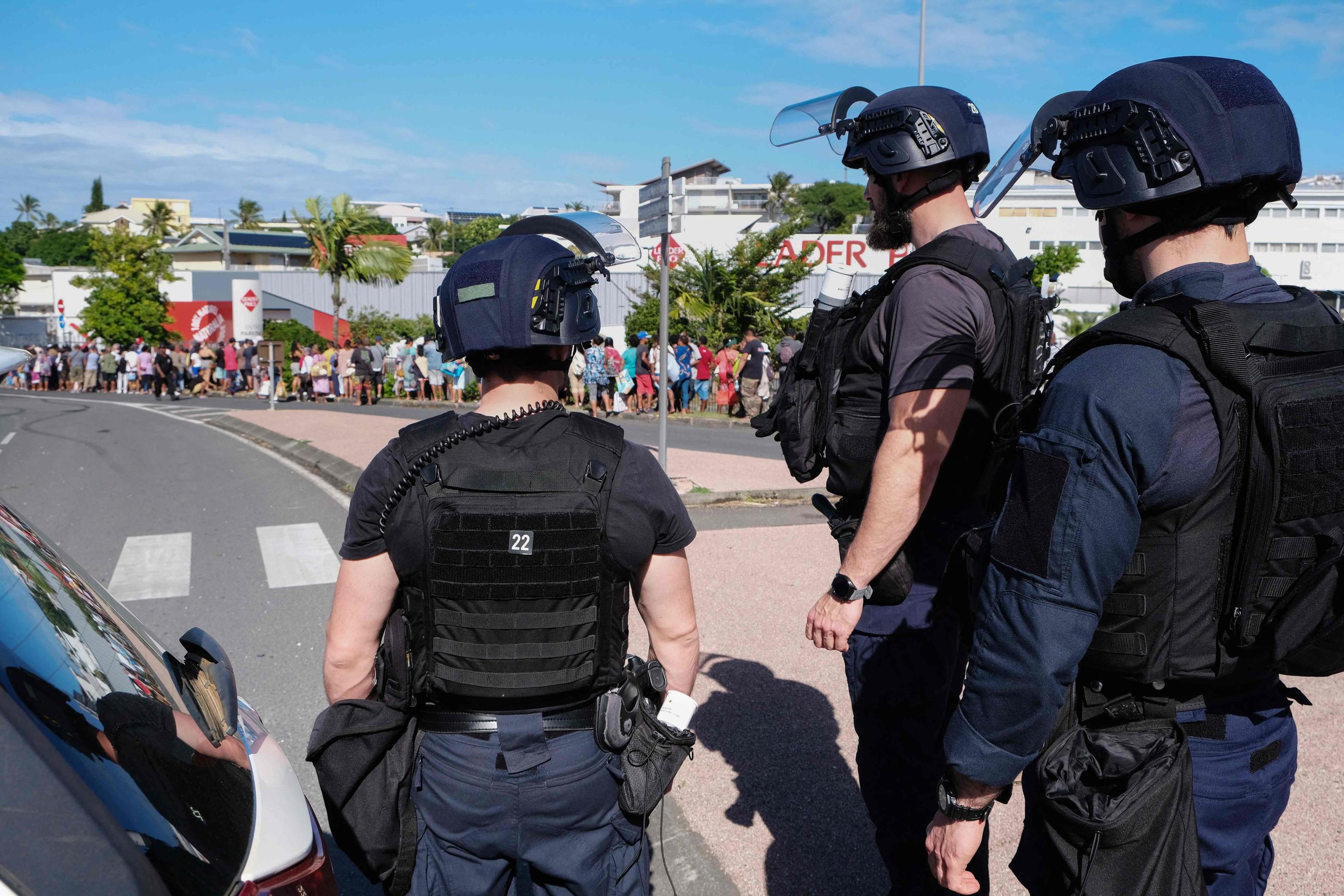 Un millier de forces de l'ordre sont arrivées en Nouvelle-Calédonie pour sécuriser les ports et l’aéroport du territoire alors qu'un couvre-feu reste en vigueur. AFP/Theo Rouby