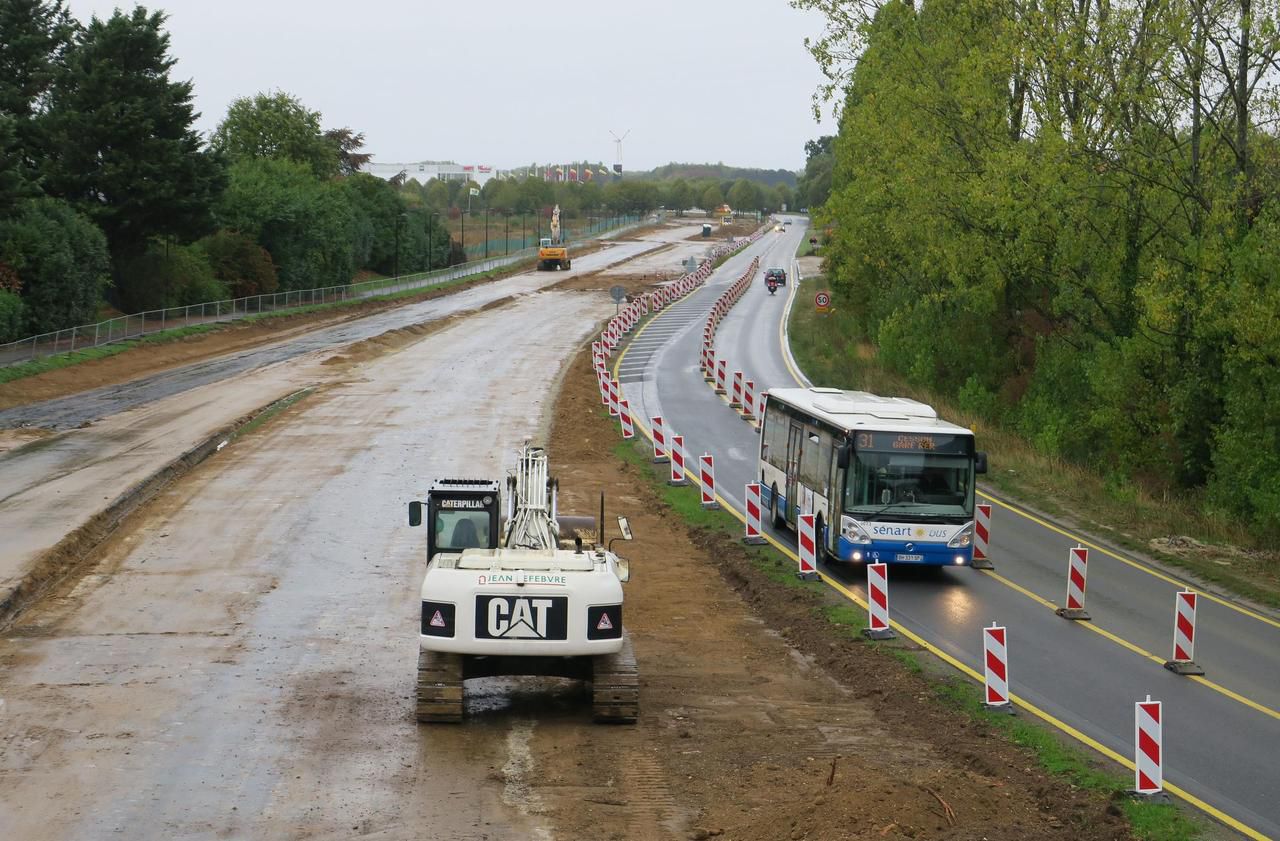 <b></b> Savigny, ce mardi. Le long de la D 50, la voie dédiée au futur bus Tzen2 mesure 7 mètres de large. 140 arbres ont été abattus, ici. 170 seront replantés et des zones seront végétalisées pour compenser.