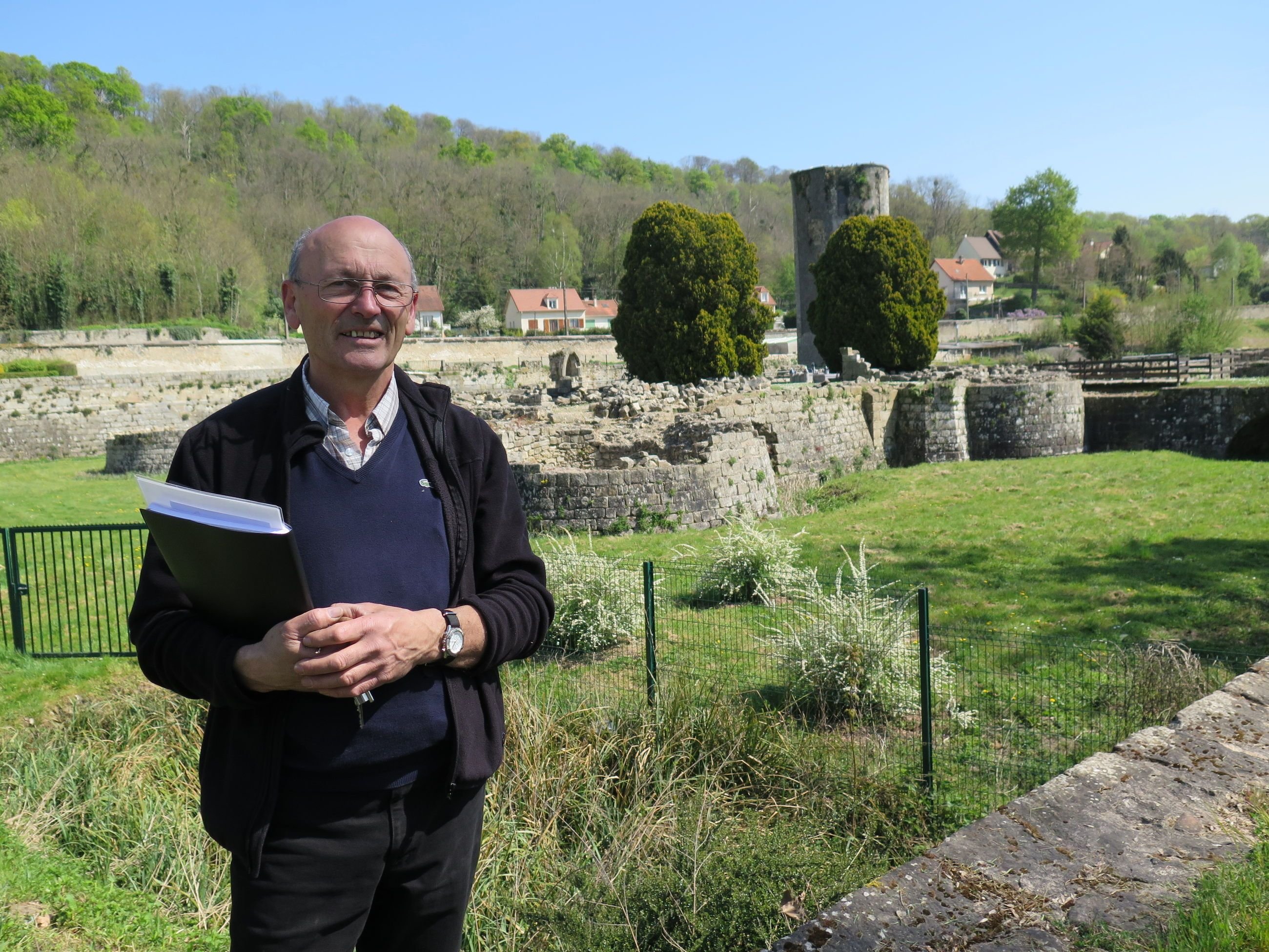 Marcoussis. Patrick Bourgueil, président de l'association historique de Marcoussis, devant la tour Henri IV du château de Montagu. LP/Isoline Fontaine