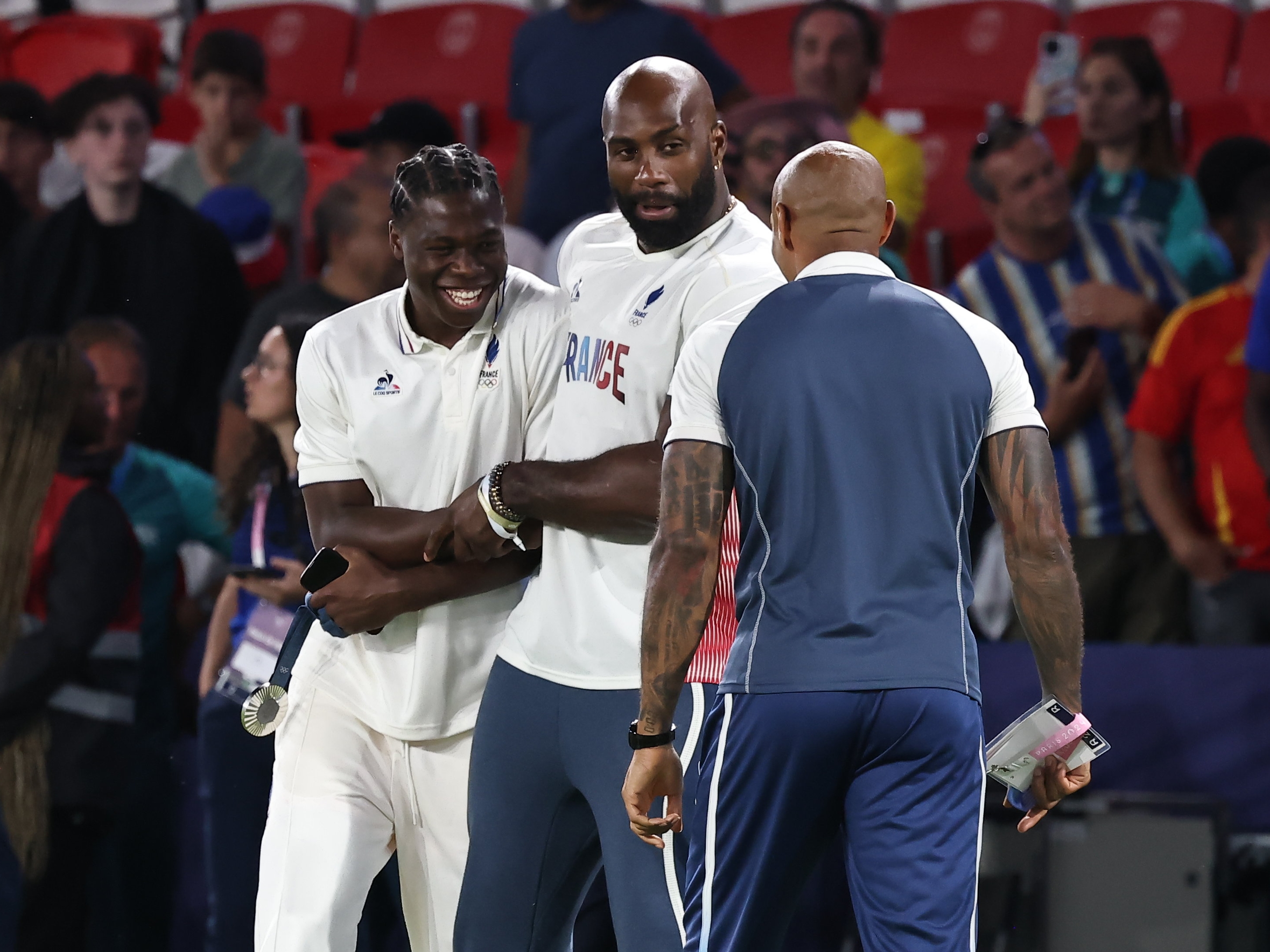 Obed Nkambadio (à gauche), le gardien des Bleus, a plaisanté avec Teddy Riner et Thierry Henry à l'issue de la finale des Jeux olympiques au Parc des Princes (XVIe). LP/Fred Dugit