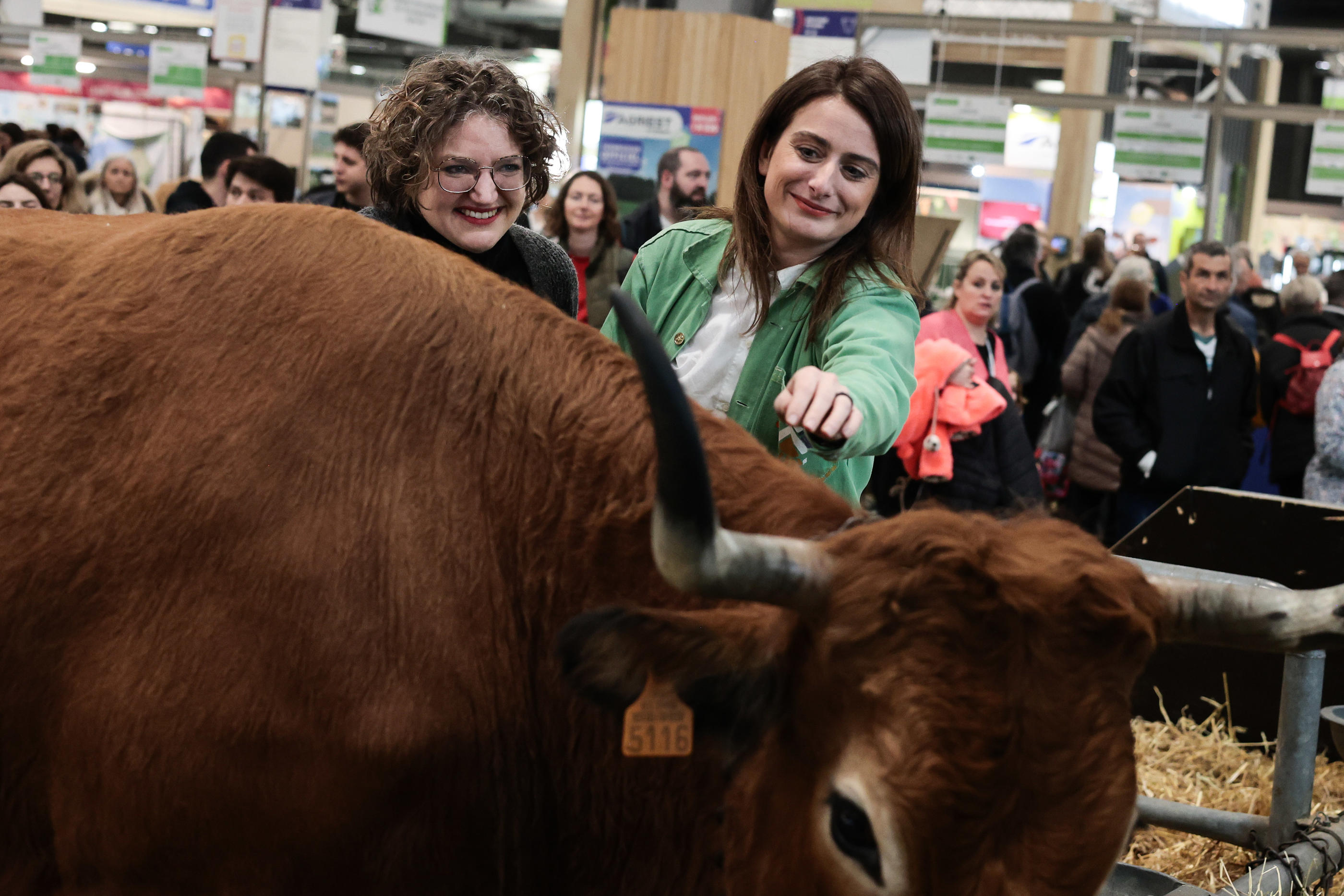 Paris (XVe), ce vendredi 1er mars. La patronne des écolos, Marine Tondelier (à g.), et la tête de liste aux européennes, Marie Toussaint, étaient au Salon de l'agriculture. Divergence/Cyril Bitton