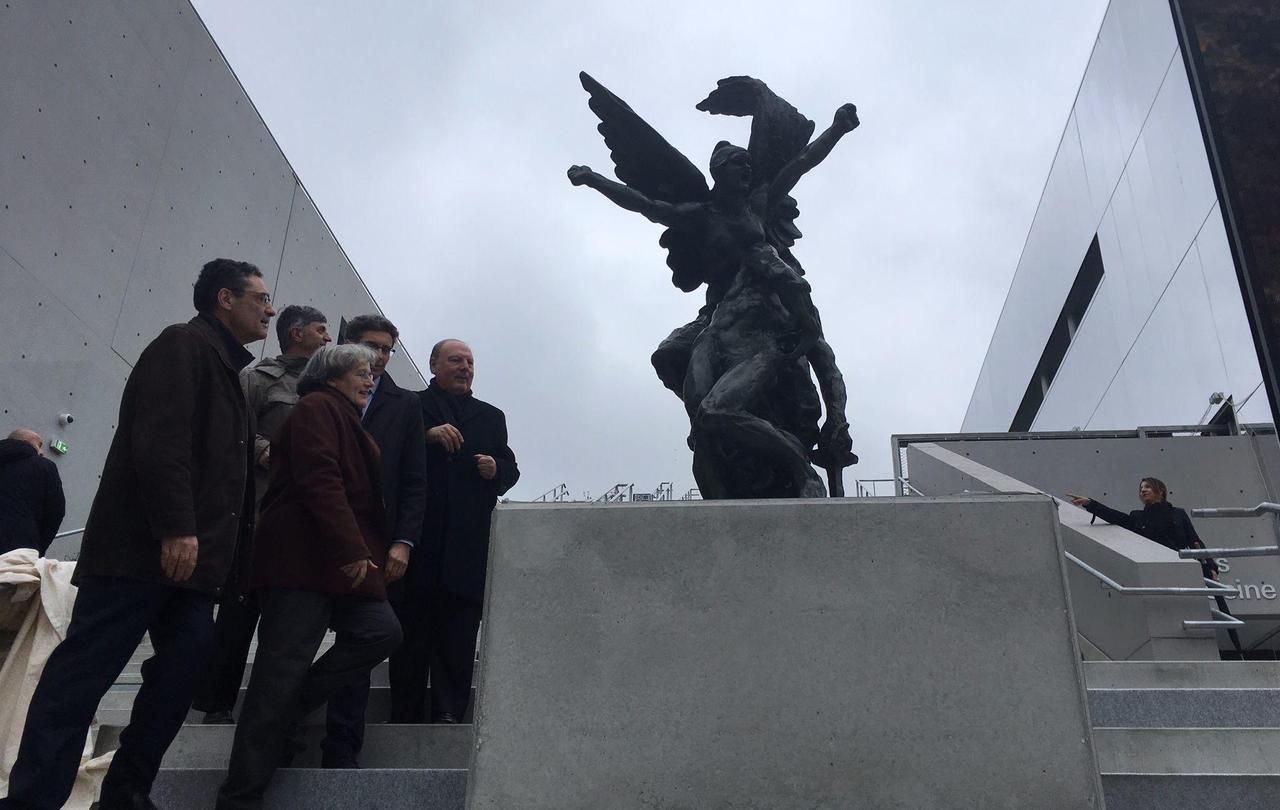 <b></b> Boulogne-Billancourt, île Seguin, ce vendredi midi. La statue « La Défense » de Rodin a été inaugurée par Patrick Devedjian, président du département, Denis Larghero, maire UDI de Meudon, Hervé Marseille, sénateur UDI du département, et Catherine Chevillot, directrice du musée Rodin.
