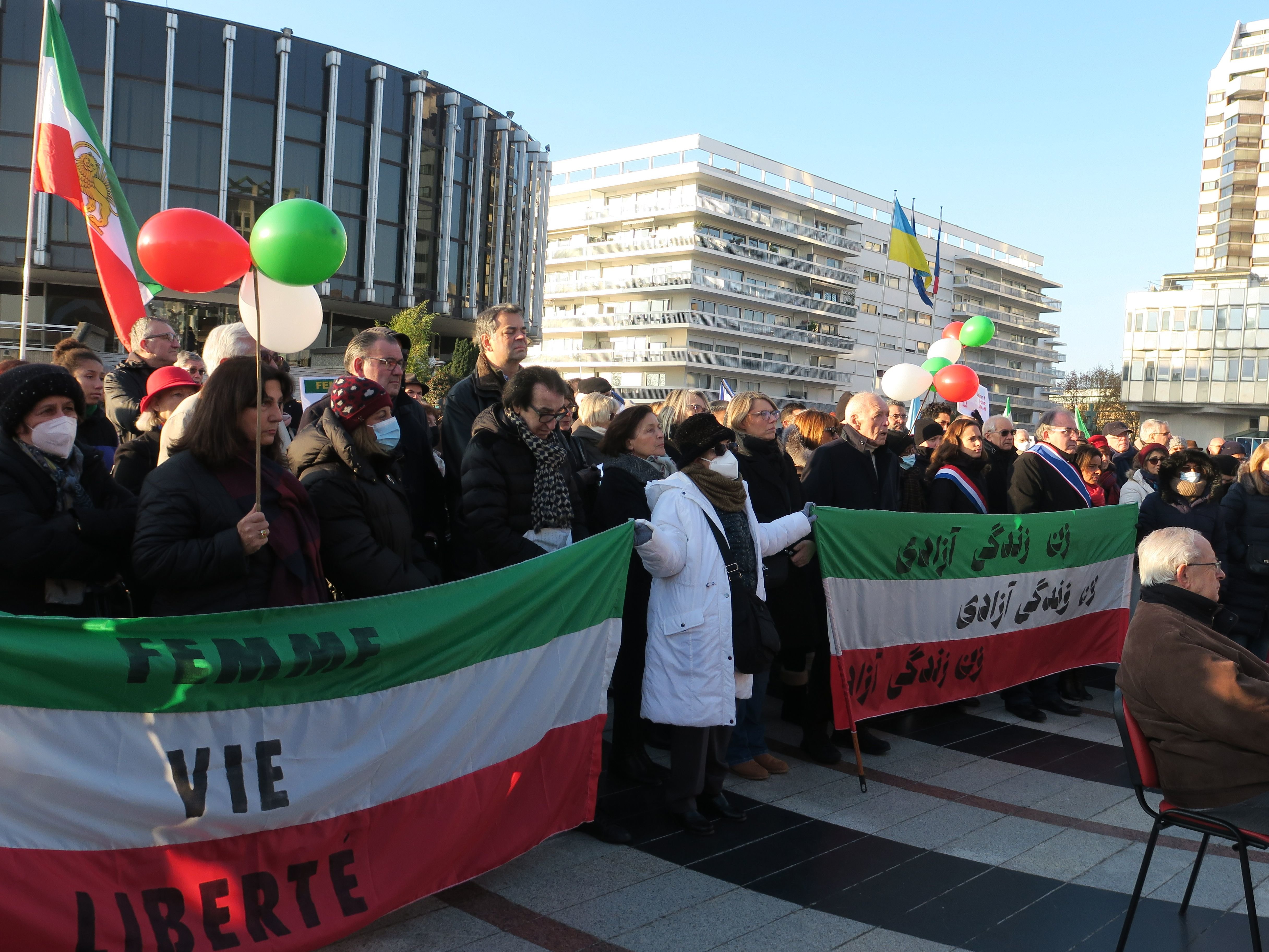 Place Allende à Créteil (Val-de-Marne), ce dimanche 11 décembre. Plusieurs centaines de personnes se sont mobilisées pour rendre hommage aux Iraniens décédés lors de manifestations. LP/Laure Parny