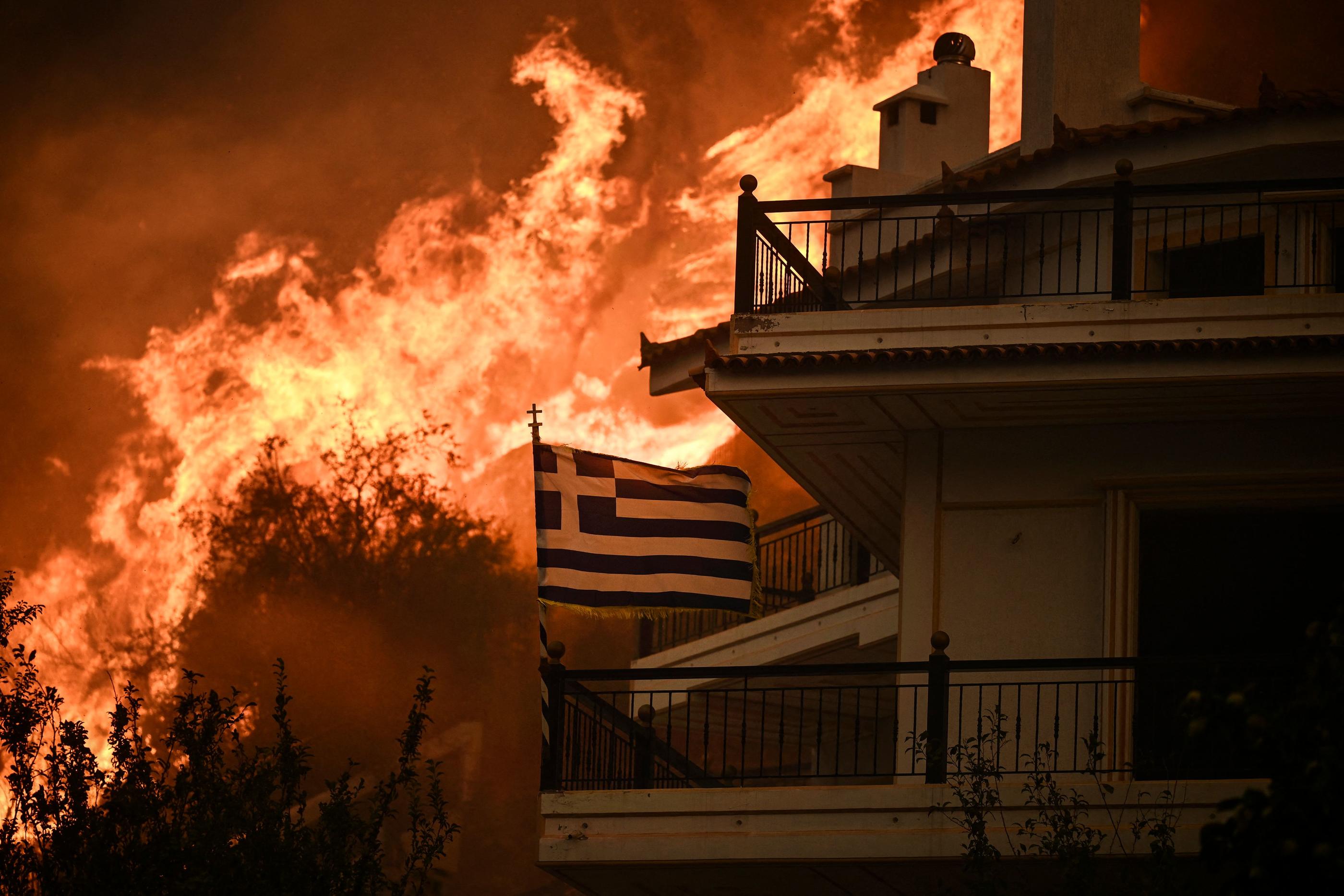 Attisés par les très fortes chaleurs et des vents violents, les incendies en Grèce ont détruit des dizaines de milliers d'hectares et tué une vingtaine de personnes. AFP/Angelos Tzortzinis