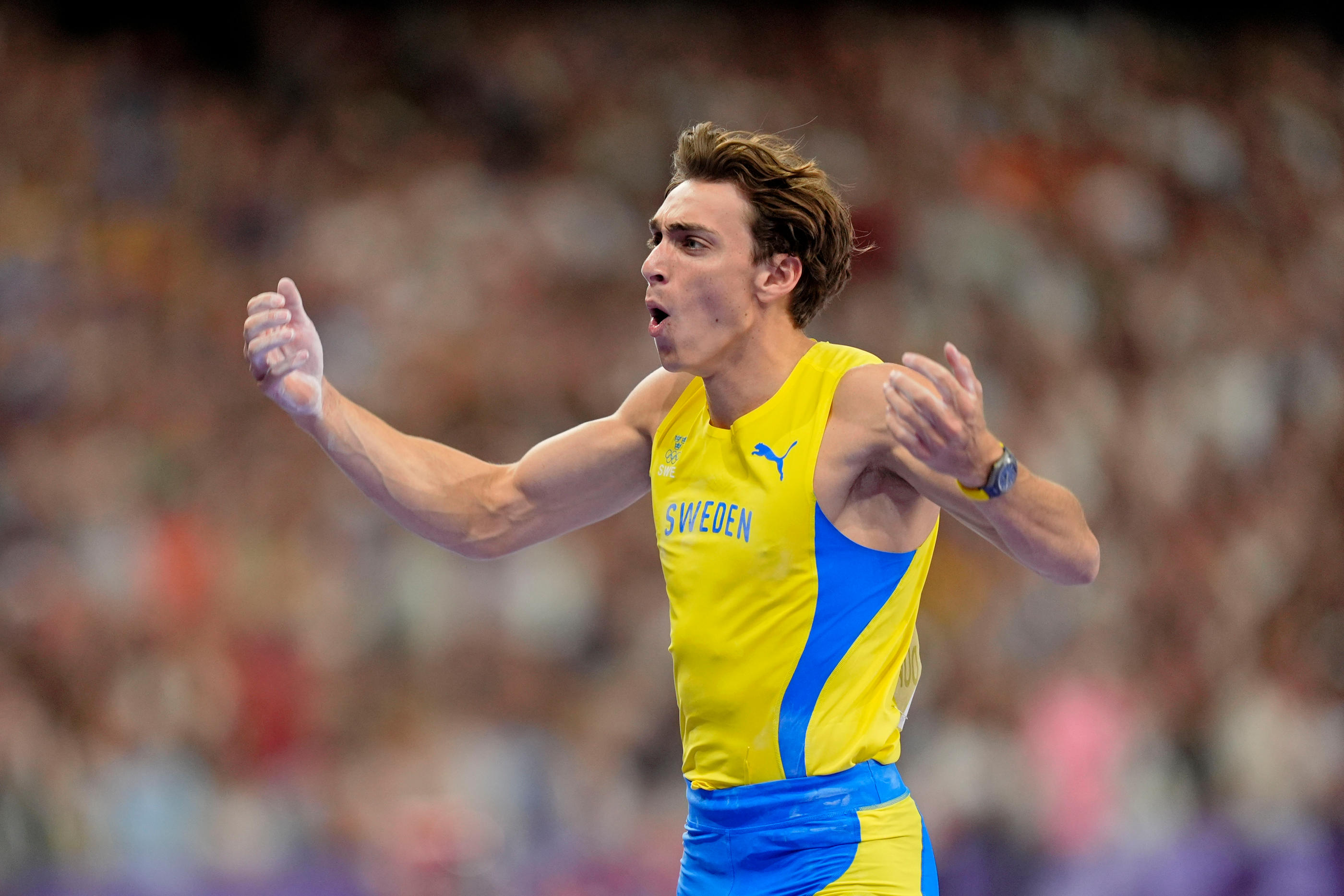 Après avoir gagné le concours du saut à la perche des JO de Paris, Armand Duplantis s'est offert un nouveau record du monde avec un saut à 6,25 m lundi au Stade de France. Icon Sport/Andrew Nelles