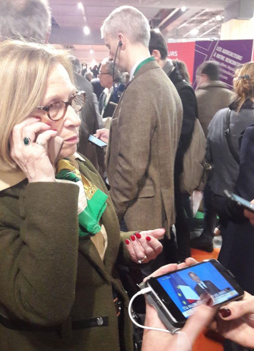 <b></b> Paris, salon de l’Agriculture, ce mercredi. Des élus de Seine-et-Marne sont venus à la rencontre des agriculteurs… de Seine-et-Marne. La sénatrice Colette Melot et le député Franck Riester (au centre), tous deux LR, s’informent du devenir du candidat des Républicains. 