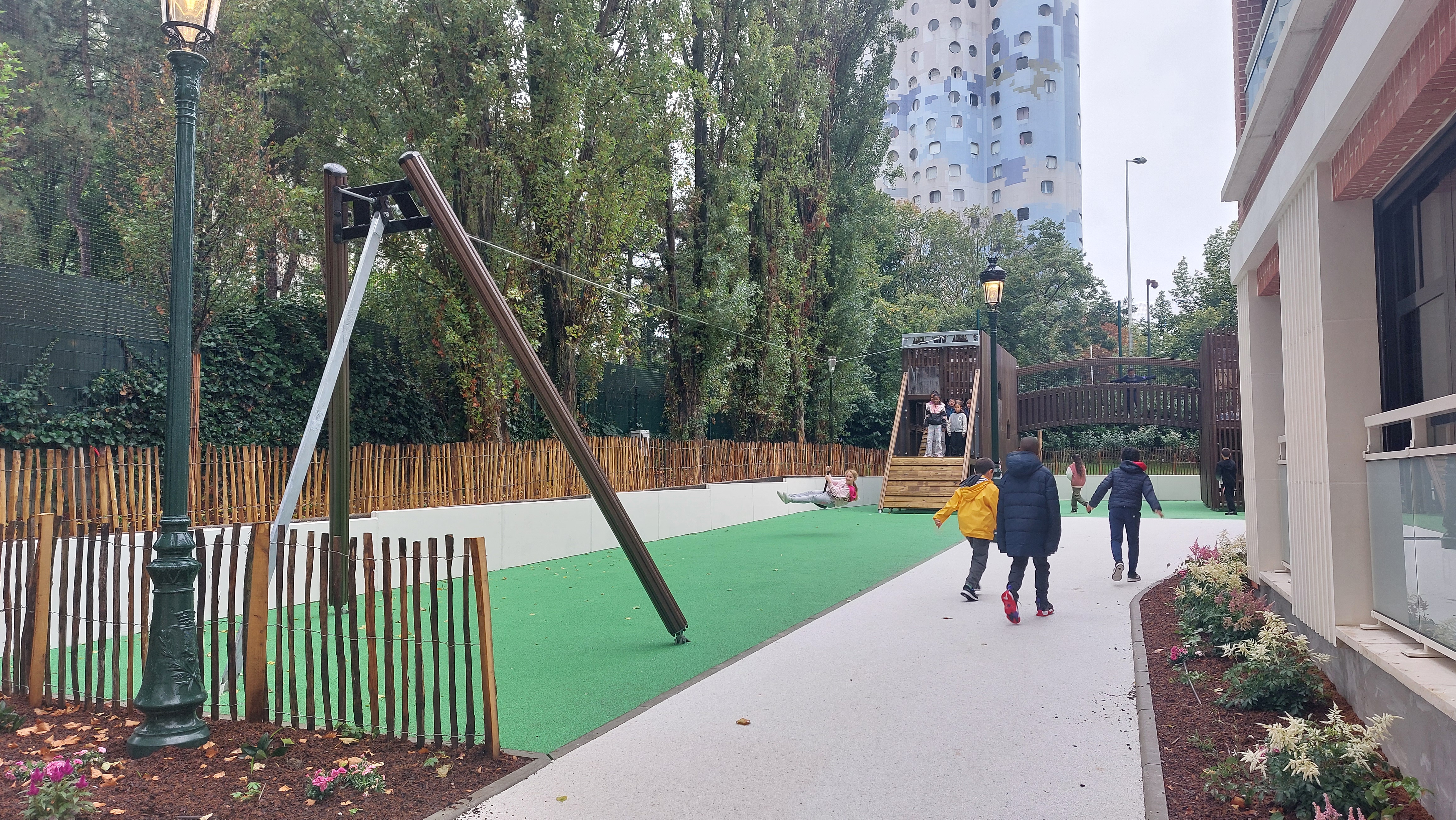 Puteaux (Hauts-de-Seine), le 5 septembre 2024. L'école élémentaire Jean-de-La-Fontaine est équipée, entre autres, d'une tyrolienne dans la cour de récréation. LP/Anne-Sophie Damecour