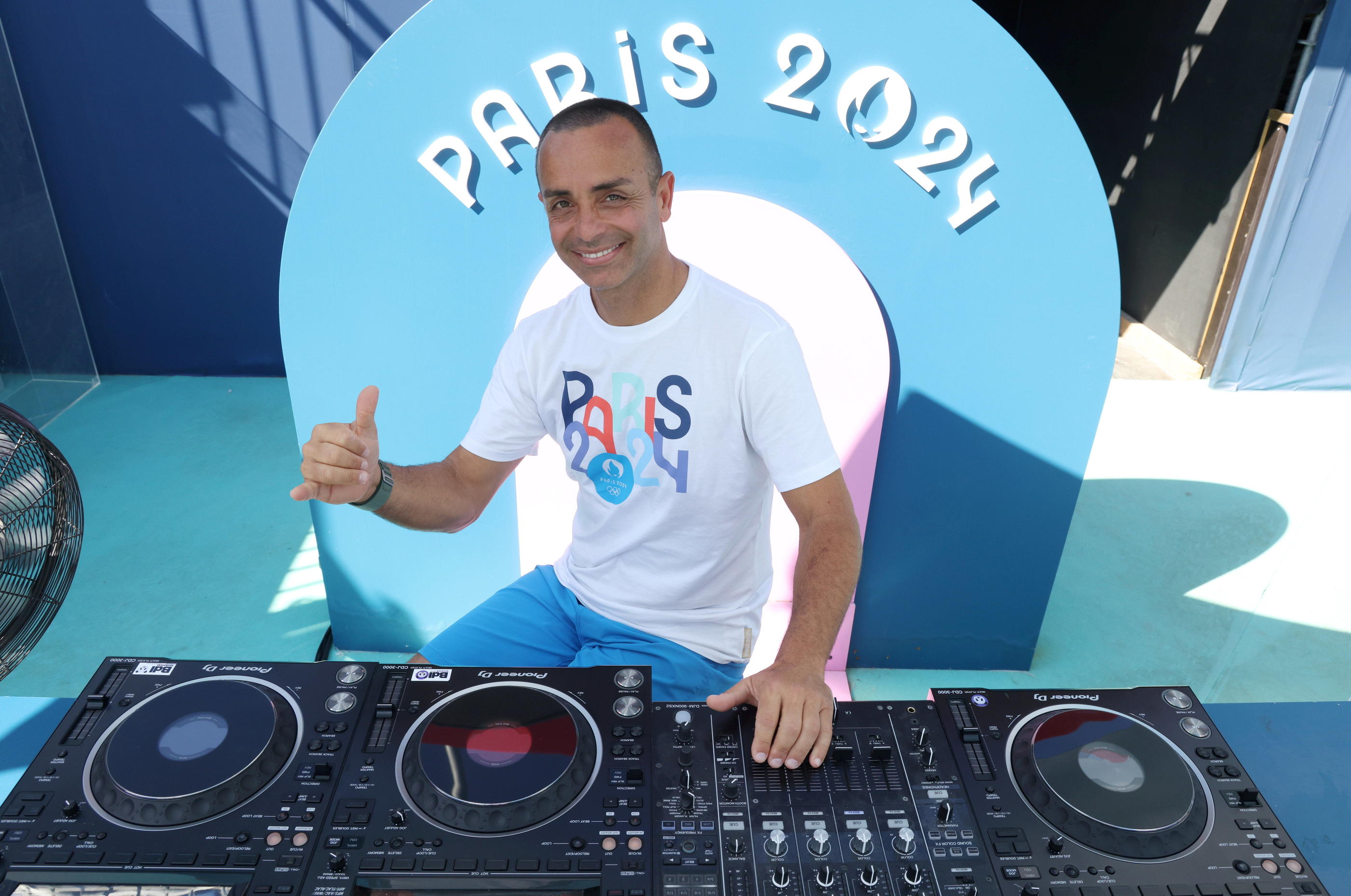 «Les gens ont transformé cet événement sportif en quelque chose de plus grand, ne l’oublions pas», lance le DJ espagnol Tony Rojas. LP/Jean-Baptiste Quentin