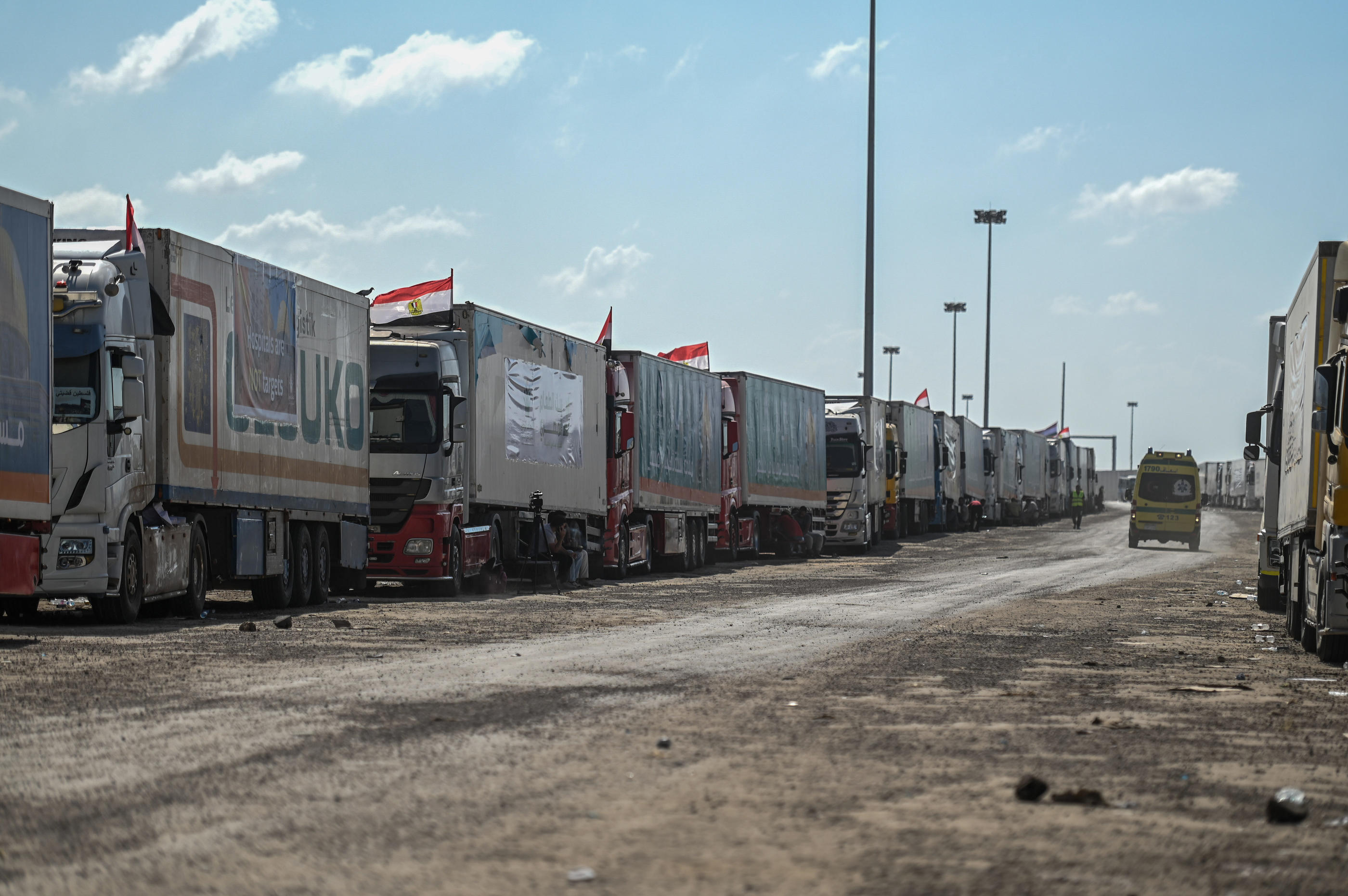 Des files de dizaines de camions étaient bloquées à la frontière égyptienne, attendant le feu vert. Sayed Hassan - Icon sport