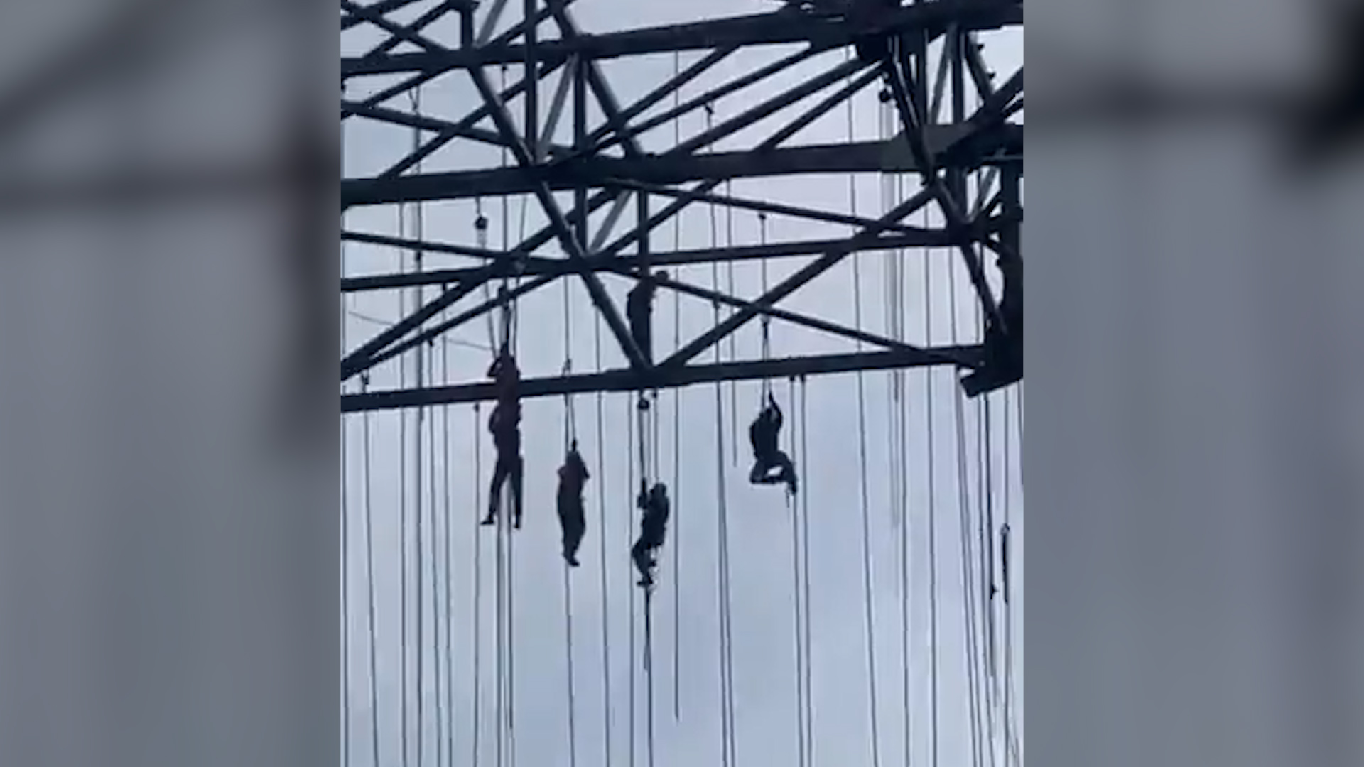 São Paulo (Brésil), 17 octobre 2023. Des ouvriers se sont retrouvés suspendus à plus de 100 mètres du sol après un accident sur un chantier de construction.