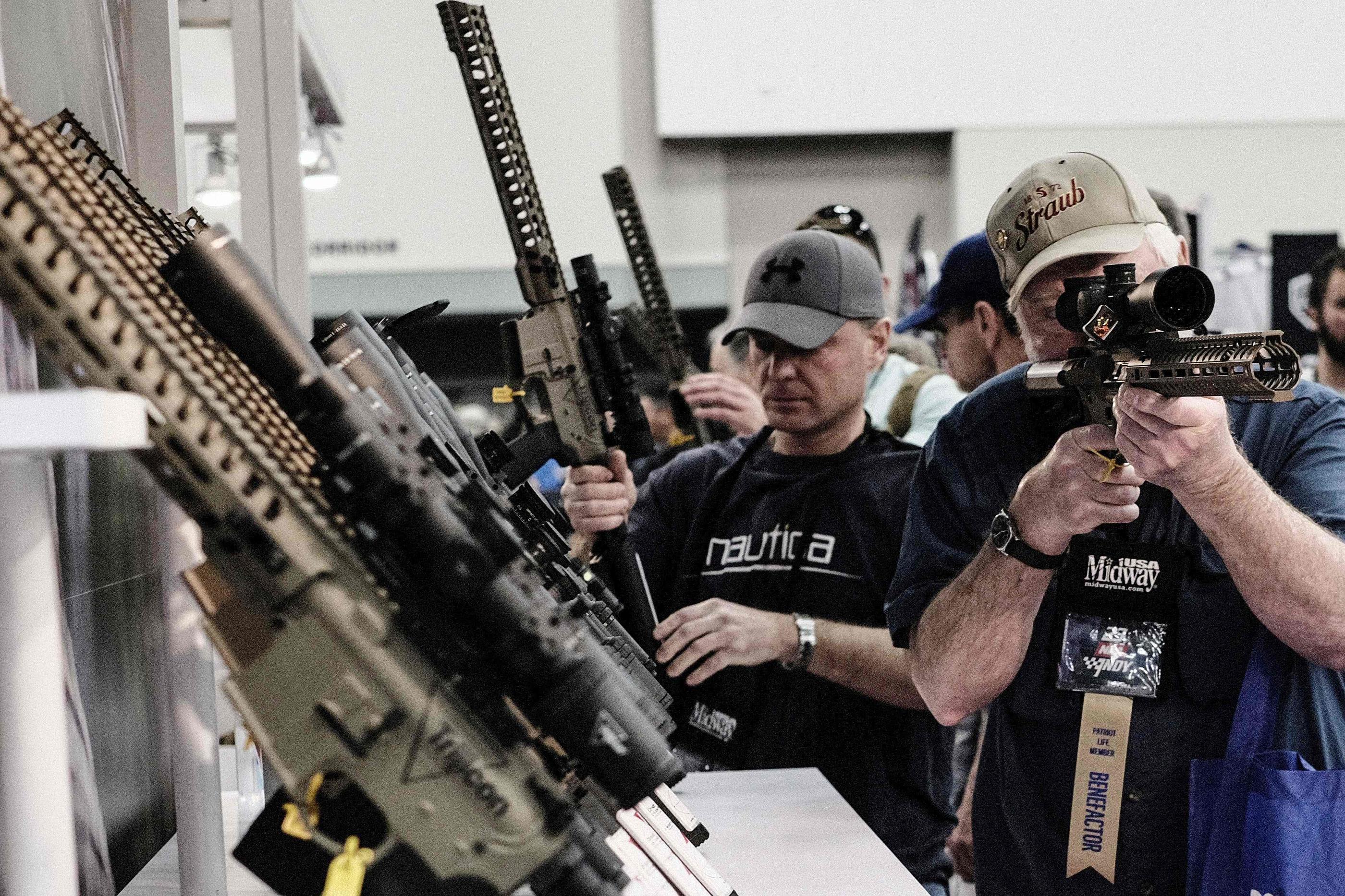 Armes à feu: Visa renonce pour l'instant à catégoriser les achats dans les  magasins d'armes