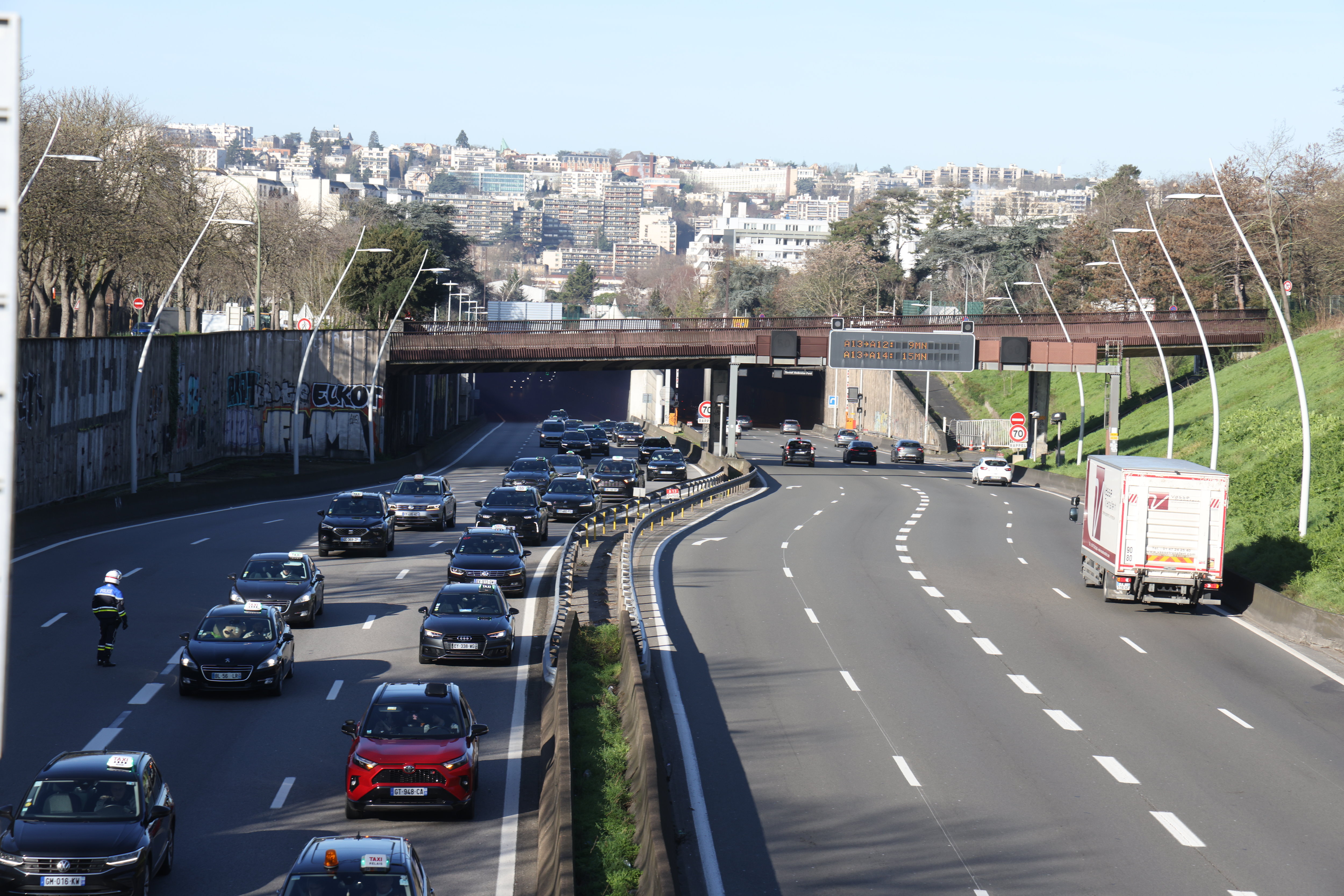 L'A13 est fermée pour une durée indéterminée entre Paris et Vaucresson. LP/Jean-Baptiste Quentin