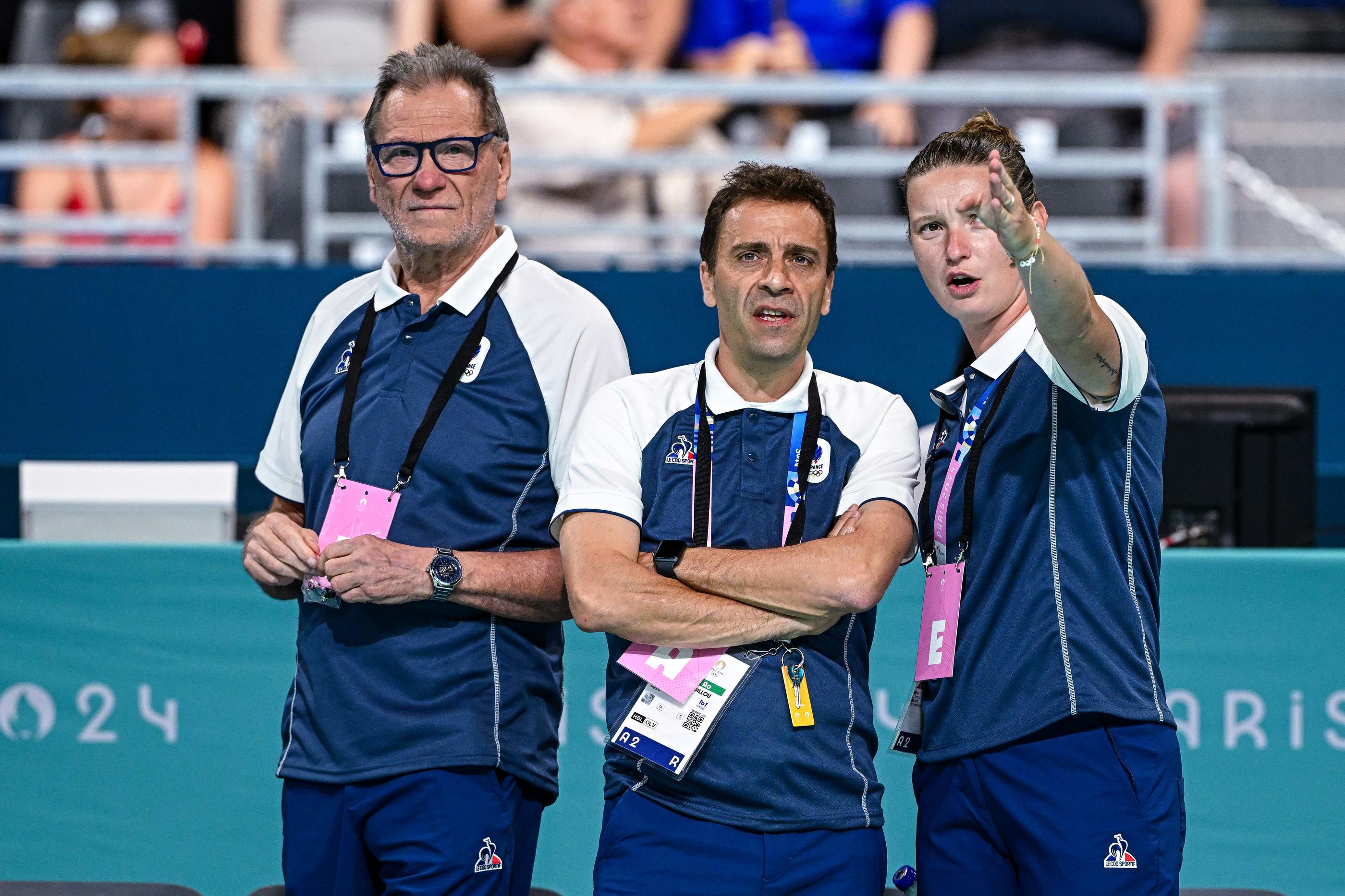 Sébastien Gardillou (au centre) était l'adjoint d'Olivier Krumbholz (à gauche) durant les Jeux de Paris 2024 notamment au sein du staff des Bleues où Alandine Leynaud (à droite) s'occupe des gardiennes. Icon Sport/Baptiste Fernandez