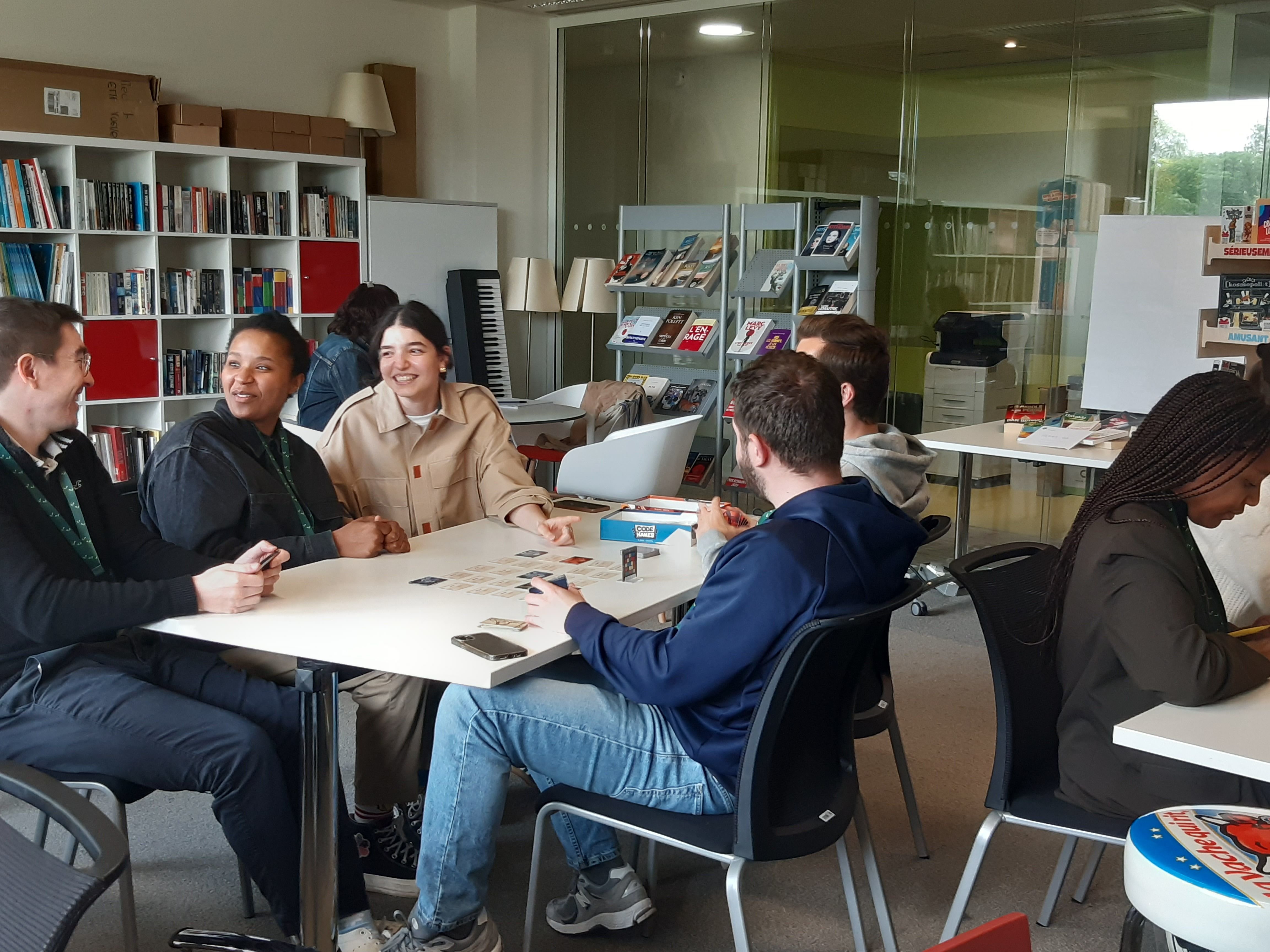 Suresnes (Hauts-de-Seine), le 16 mai. Au siège du groupe Bel, des jeux de société sont proposés à la bibliothèque-ludothèque, pour jouer sur place ou emporter chez soi. LP/Florence Hubin