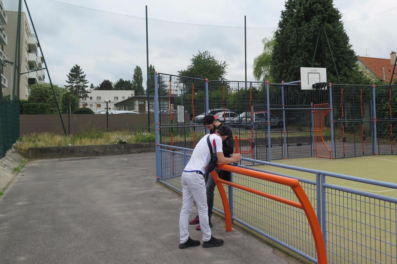 <b></b> Lagny-sur-Marne, jeudi 27 juillet 2017 : C’est sur ce city stade que Thomas a été blessé par des plombs, tirés avec un fusil à pompe. LP/Guénaèle Calant