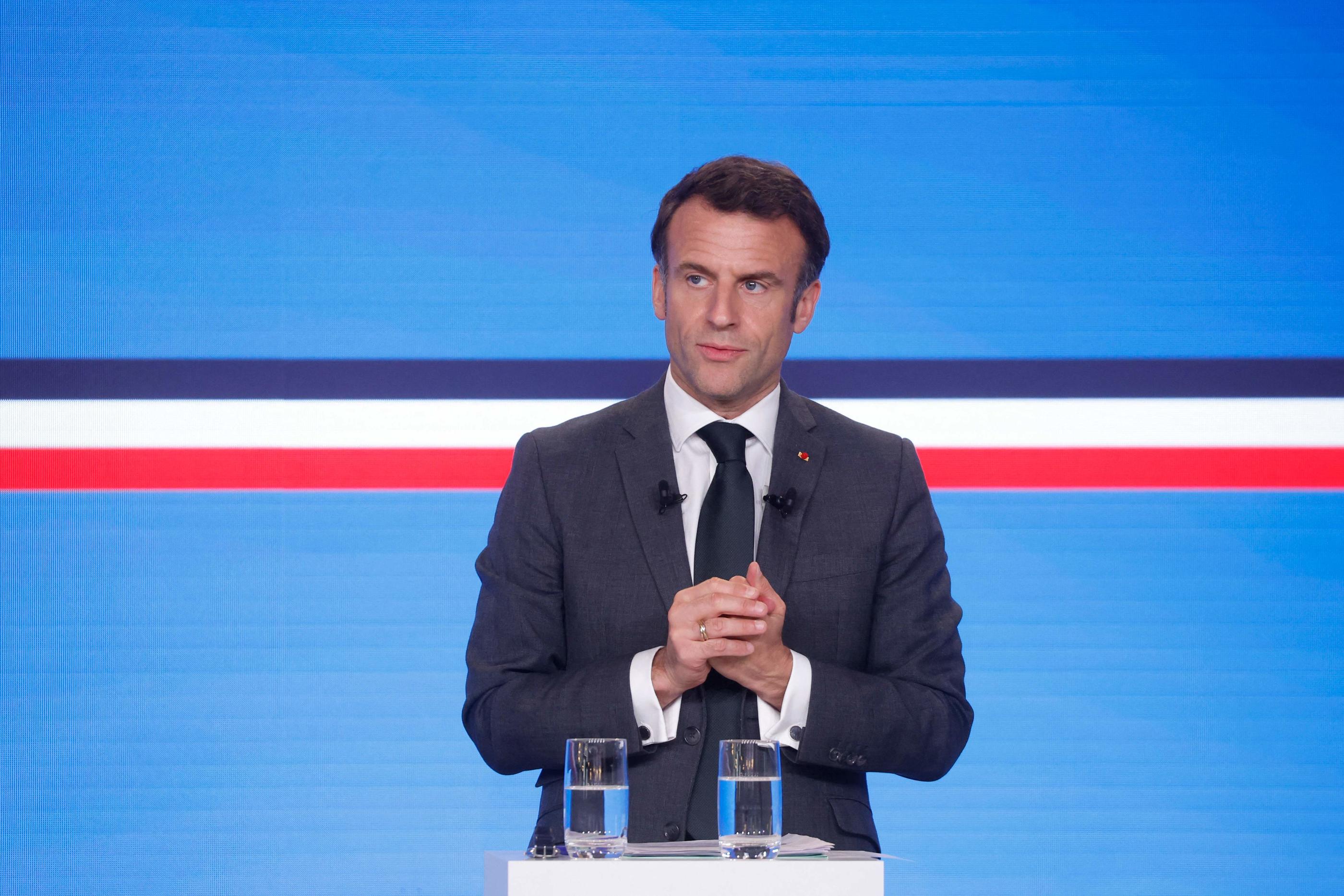 En parlant réindustrialisation à Dunkerque, Emmanuel Macron (ici à l'Elysée ce jeudi) compte aussi se présenter en meilleur rempart contre le RN.  AFP/pool/Yoan Valat