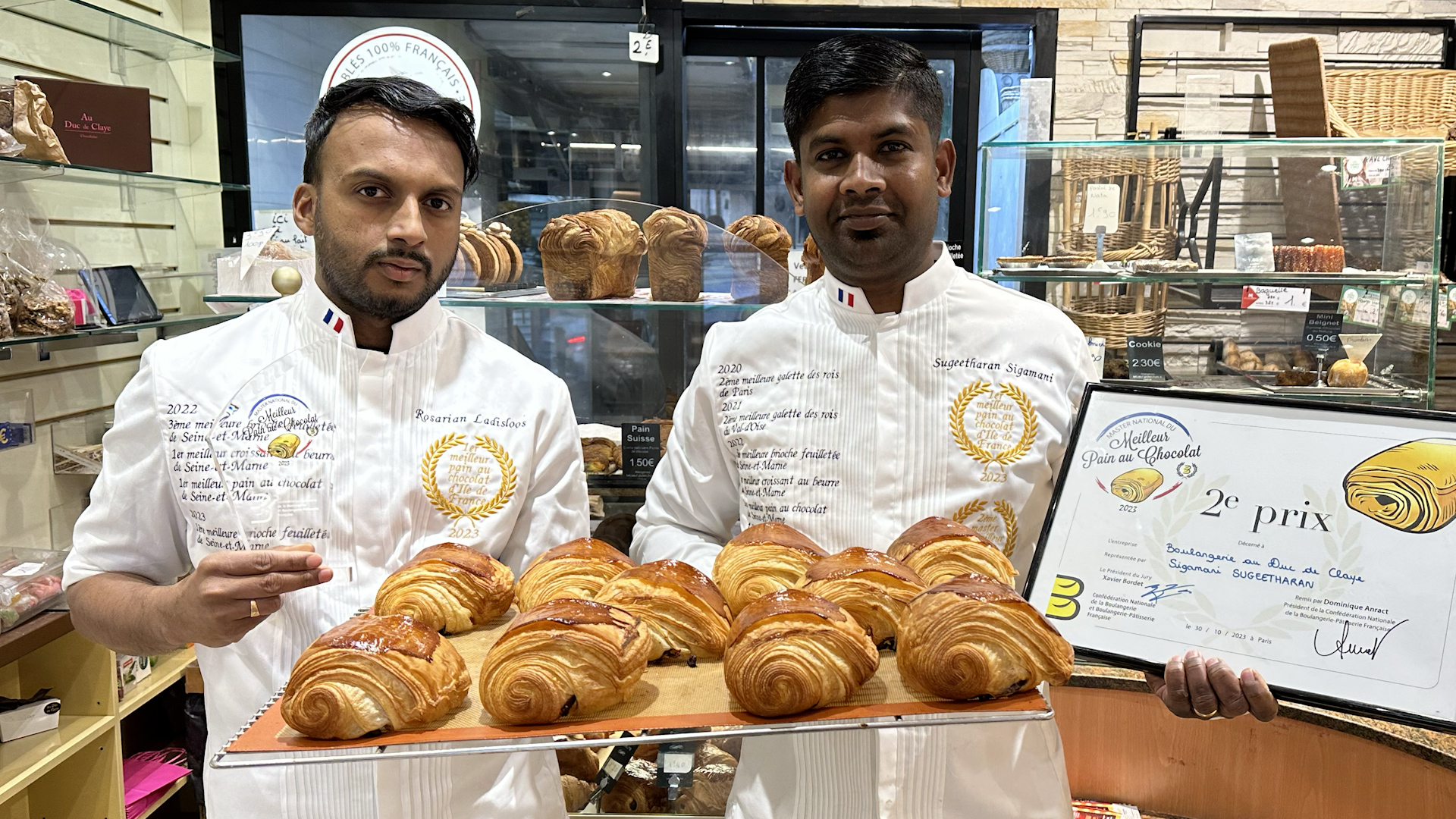 Ladisloos Rosarian (à gauche) et Sigamani Sugeetharan (à droite), boulangers-pâtissiers-touriers à Claye-Souilly (Seine-et-Marne) remportent le prix du meilleur pain au chocolat d'Ile-de-France 2023.
