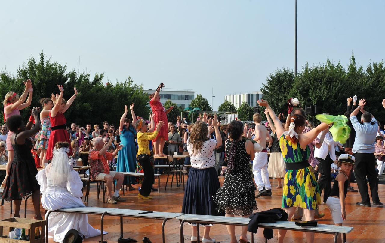 <b></b> Lieusaint, juillet 2013. Le Théâtre de la Mezzanine cherche des danseurs amateurs pour son opération bal populaire, qui inaugurera son nouveau lieu, La Marge, à Lieusaint. 