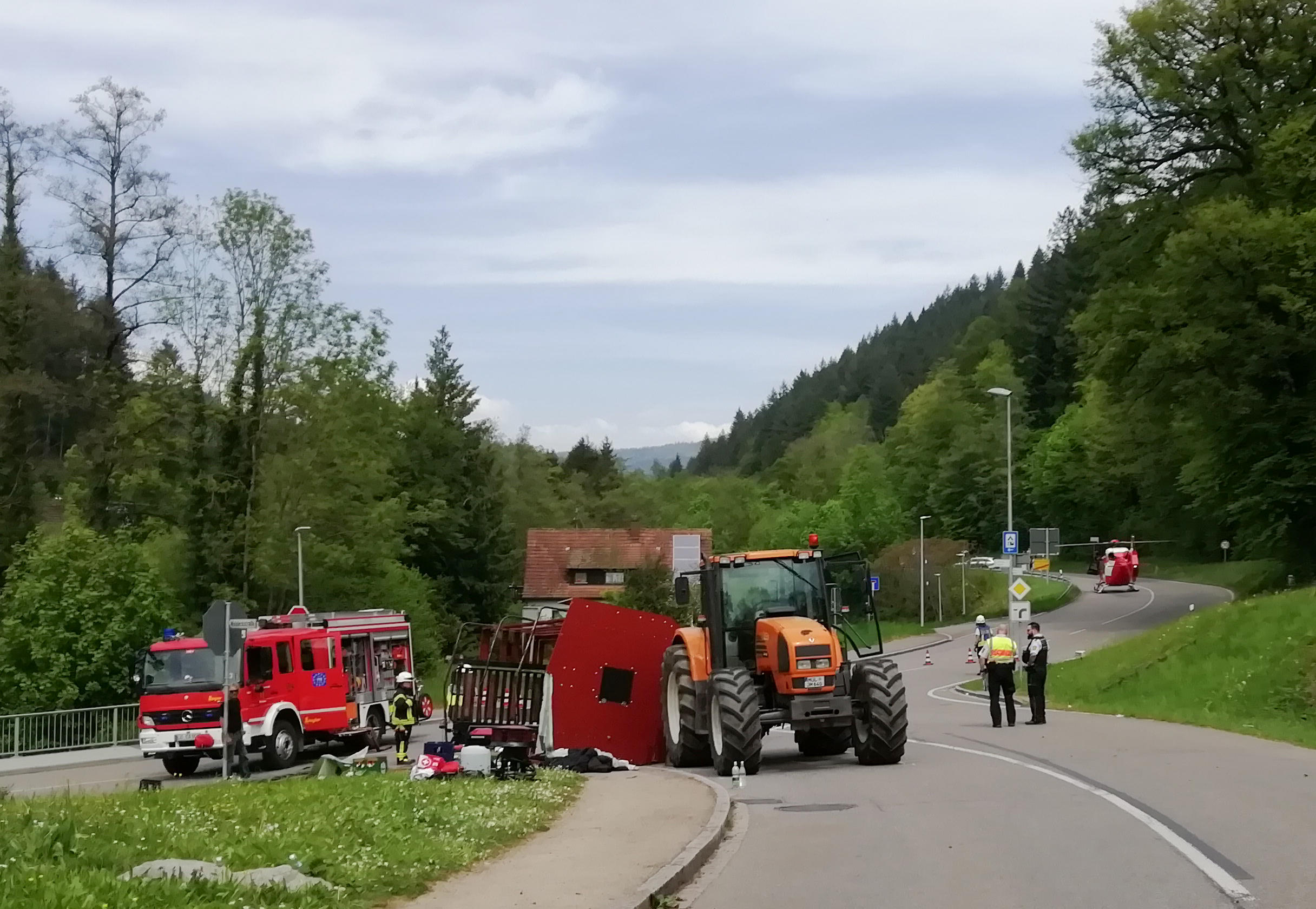 Les secouristes se tiennent à près de la remorque qui s'est renversée à Kandern, près de Fribourg-en-Brisgau. Gudrun Gehr/Oberbadisches Verlagshaus/dpa