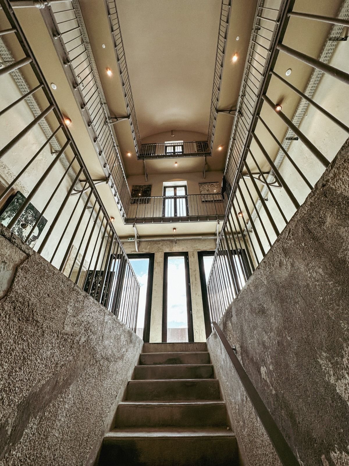 L'ancienne maison d'arrêt de Béziers (Hérault), gérée par le groupe Mando Hospitality, propose cinquante « cellules » de 14 à 60 m2. Photo Hôtel La Prison