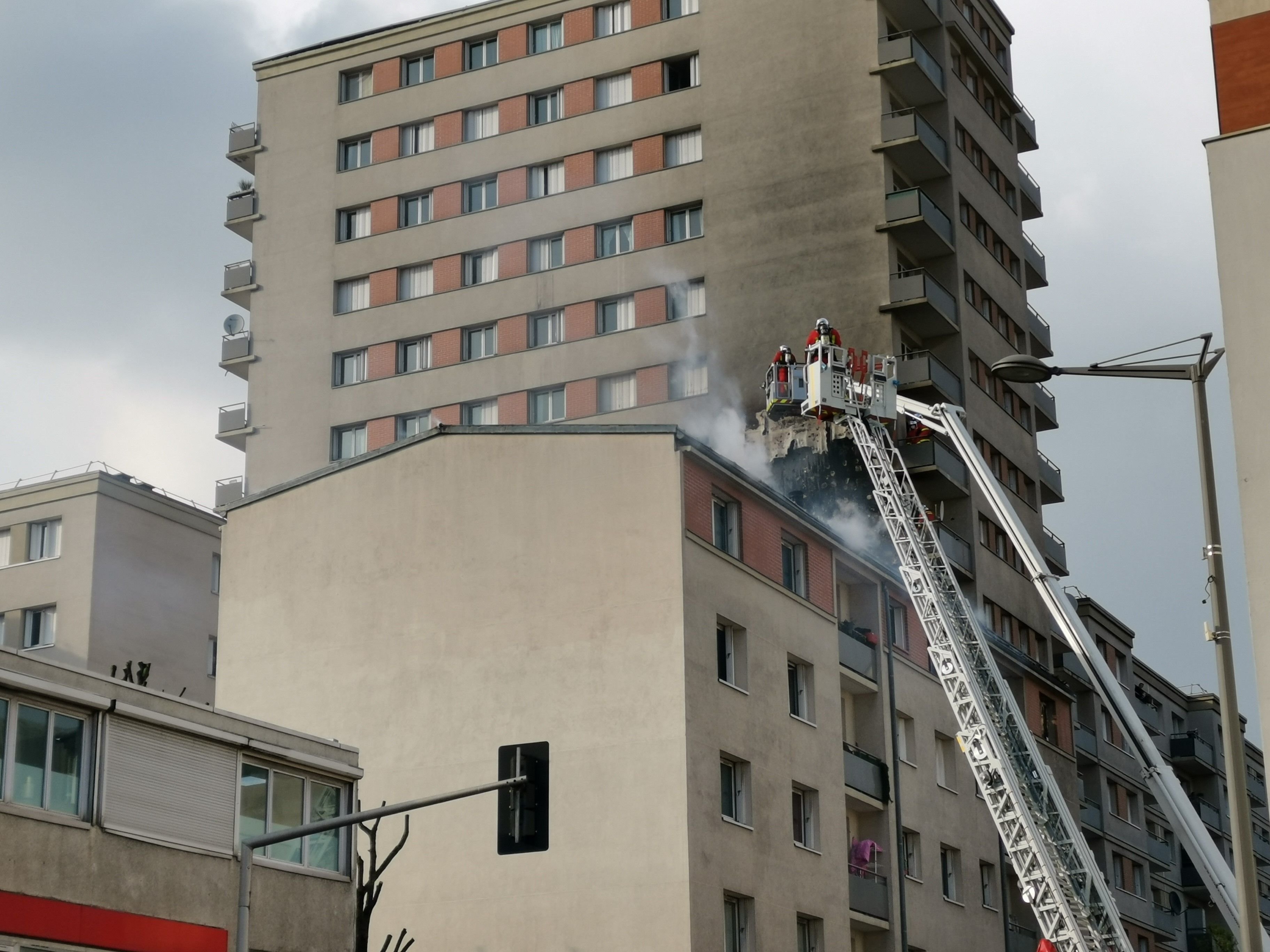 CharentonlePont deux immeubles touchés par un violent incendie Le