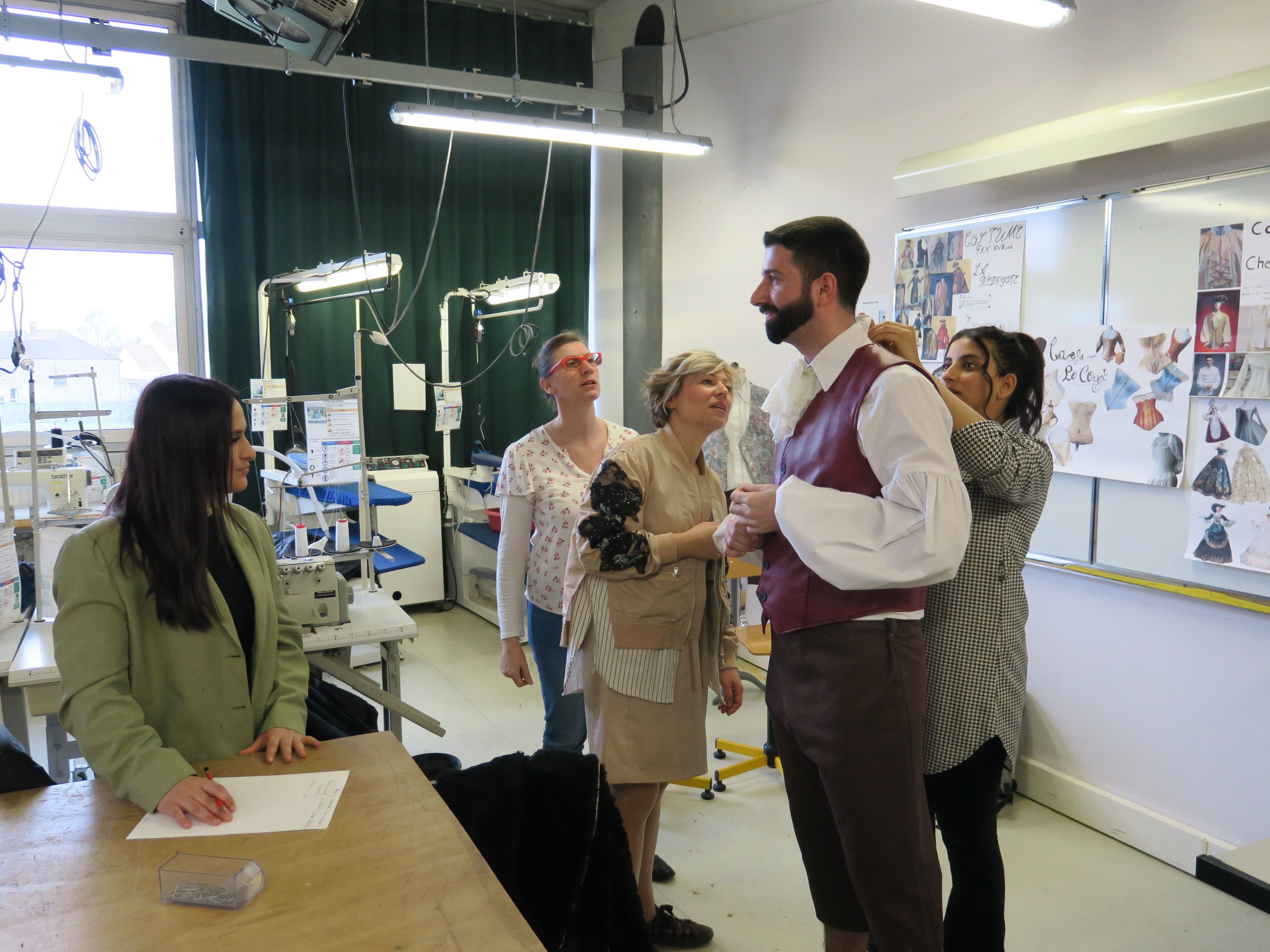 Montereau, le 17 mars 2022. Les élèves du lycée Flora-Tristan, qui ont créé des costumes pour cet opéra, ici lors des essayages avec le chanteur qui interprète Basilio. LP/Faustine Léo