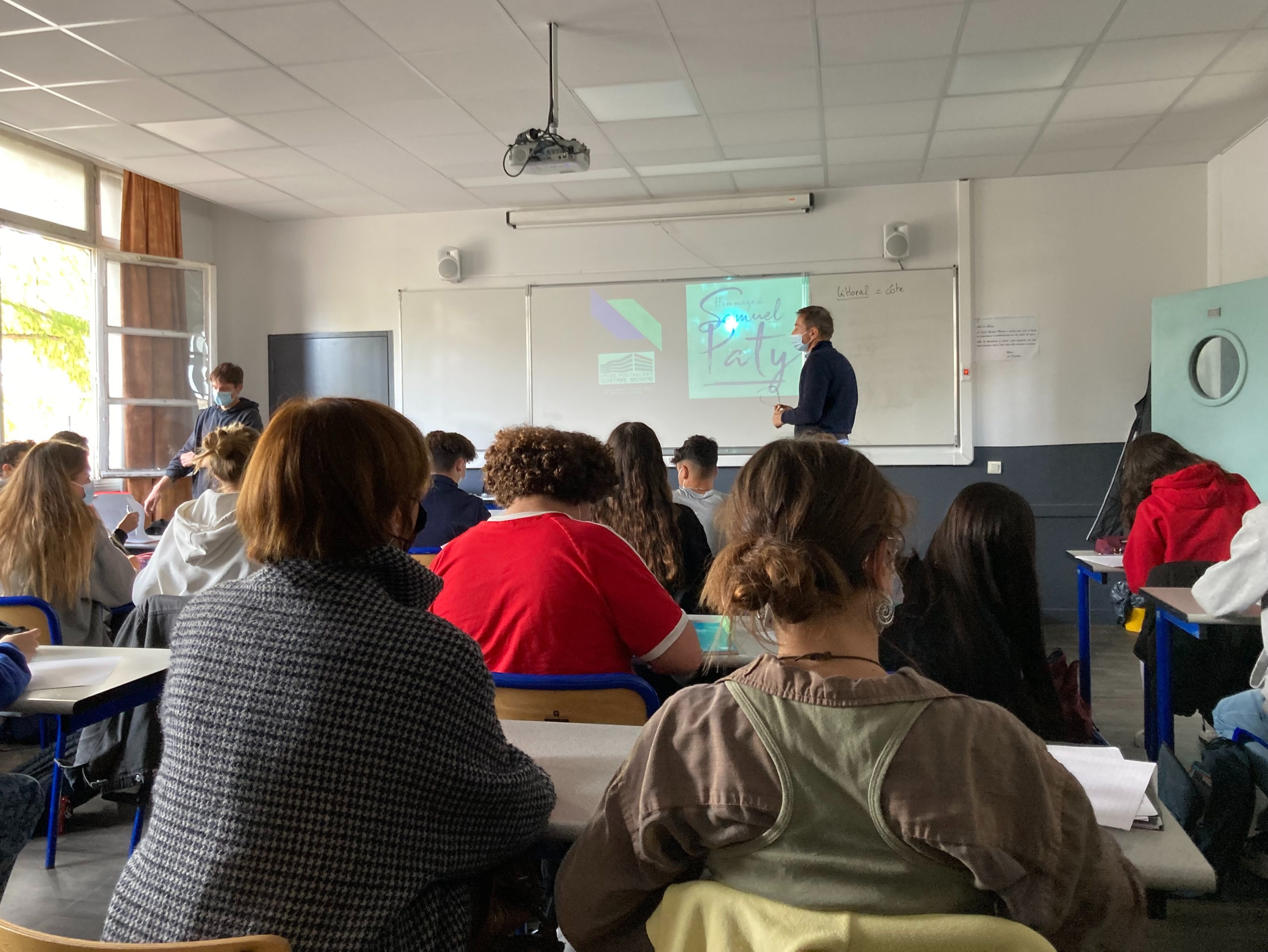 Enghien-les-Bains, ce vendredi 15 octobre. Parmi les hommages au professeur Samuel Paty organisé au lycée Monod, une séance consacrée à la liberté d'expression. LP/Anne Collin