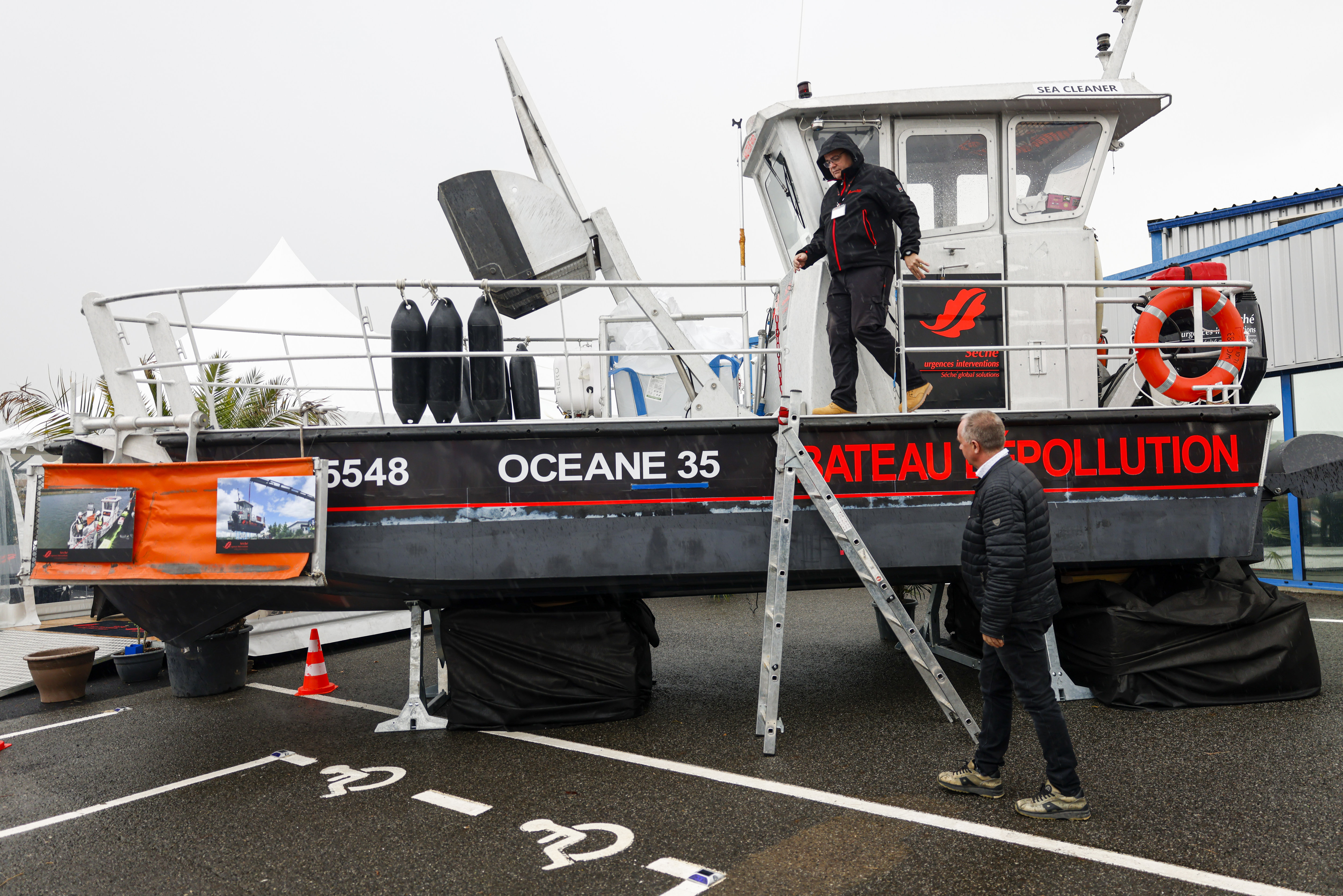 L'Oceane 35 fait la fierté des équipes de Séché Urgences Interventions. Ce petit navire glouton est capable d'engloutir hydrocarbures et déchets. LP/Olivier Corsan