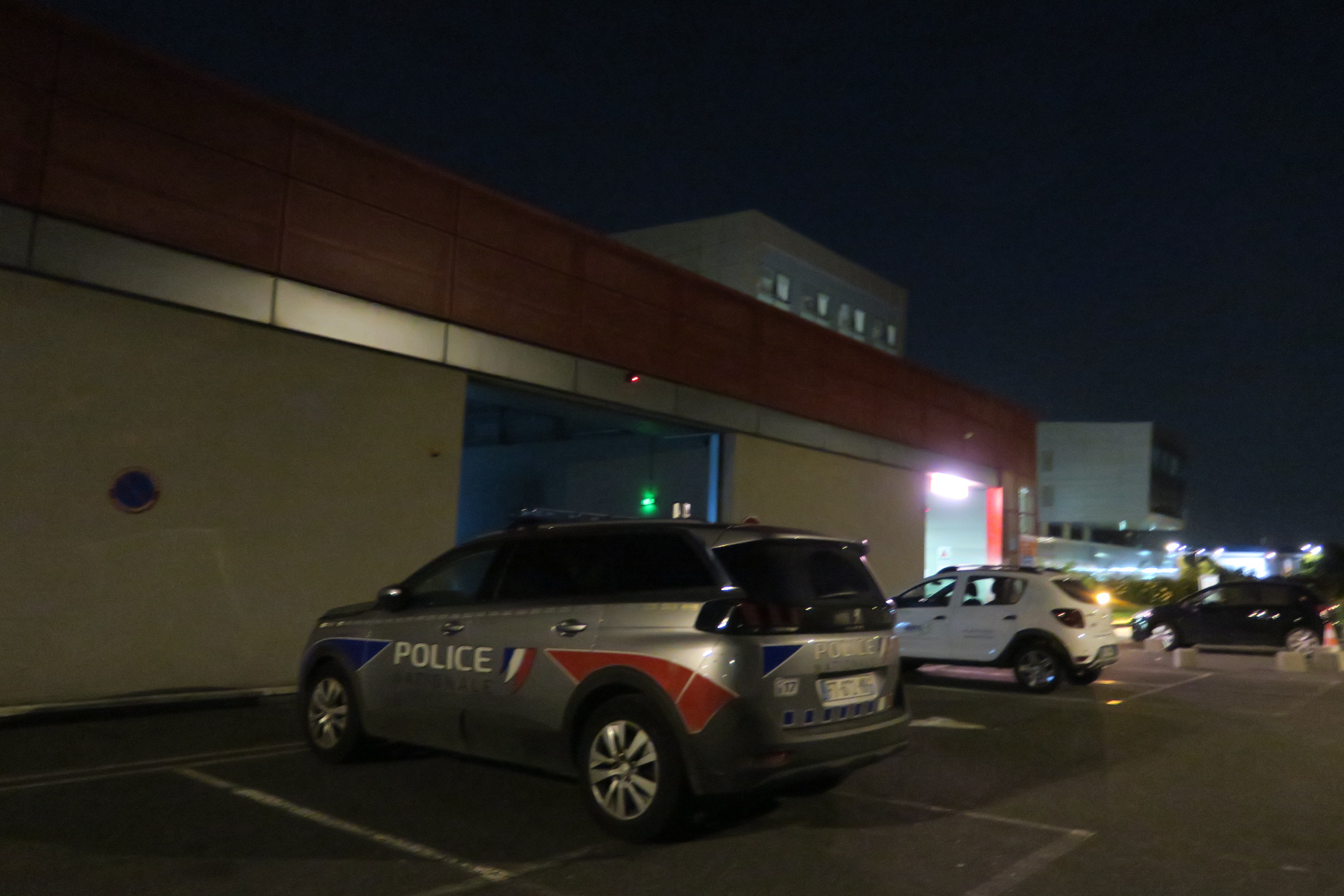Corbeil-Essonnes, ce mercredi soir. Les policiers ont conduit la preneuse d'otage en garde à vue. LP/Nicolas Goinard