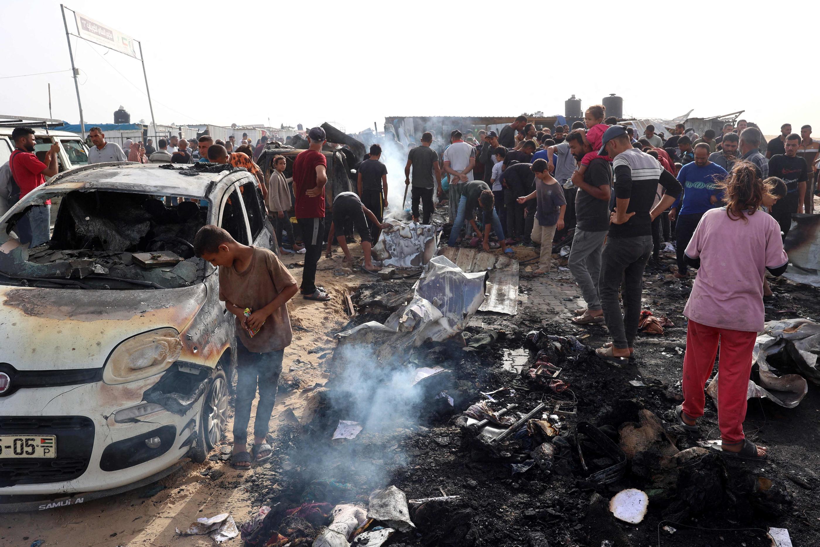Au lendemain de la frappe israélienne sur un camp de réfugiés près de Rafah, des images montrent les restes carbonisés de tentes de fortune et de véhicules. AFP/ Eyad BABA