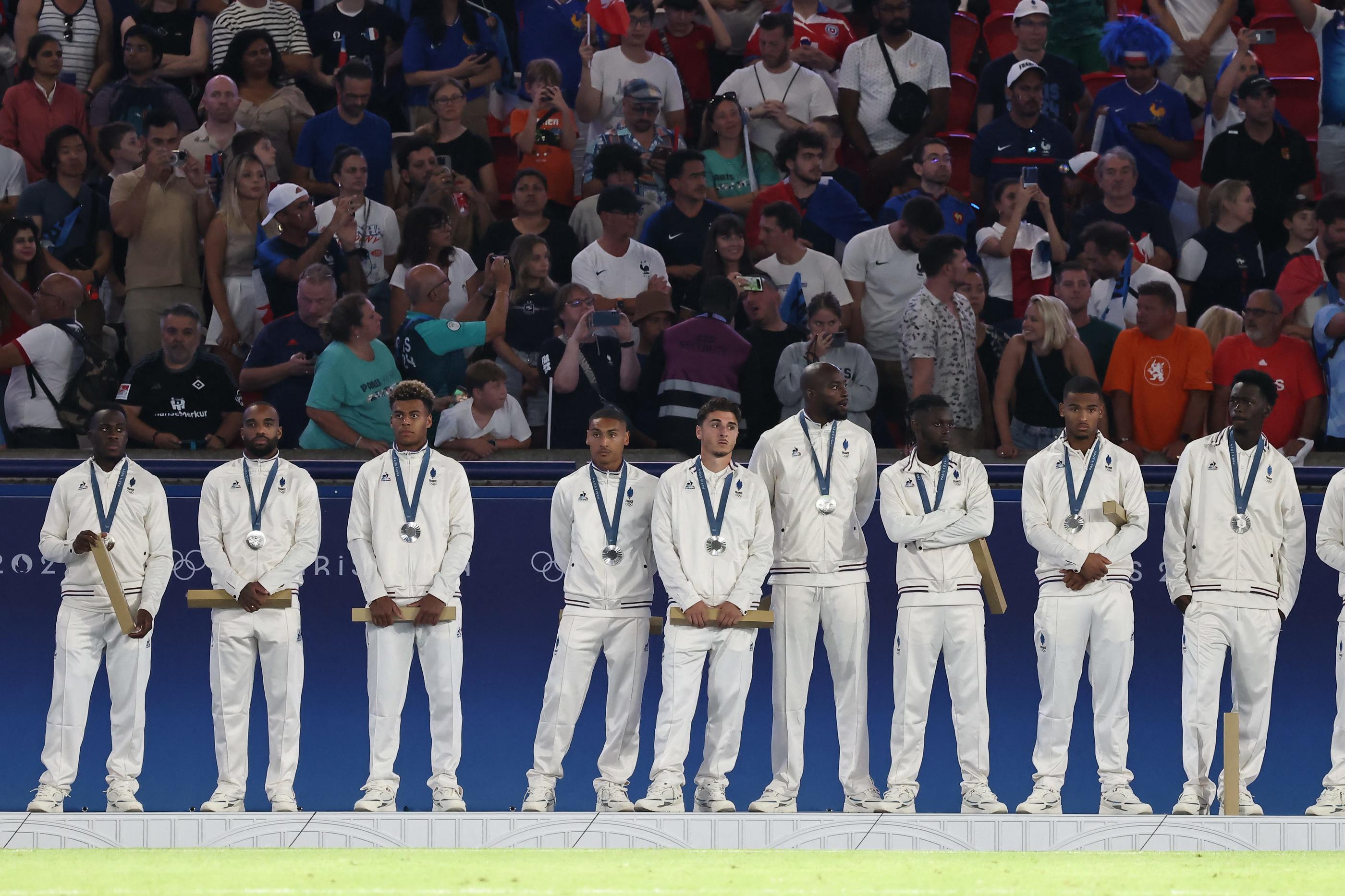 L'équipe de France de football sur le podium au Parc des Princes après la finale perdue face à l'Espagne (3-5 a.p.) ce vendredi. LP/Fred Dugit