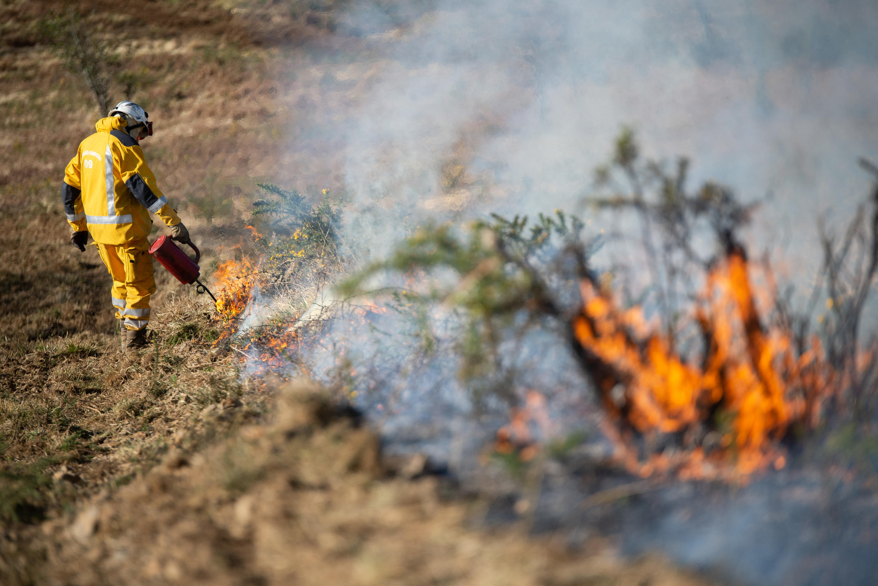 Le brûlage dirigé (comme ici en 2019, en Ariège), une technique de débroussaillage par petits incendies volontaires, permet d’assainir la forêt et de prévenir les grands feux incontrôlables. Hans Lucas via AFP/Romain Longieras