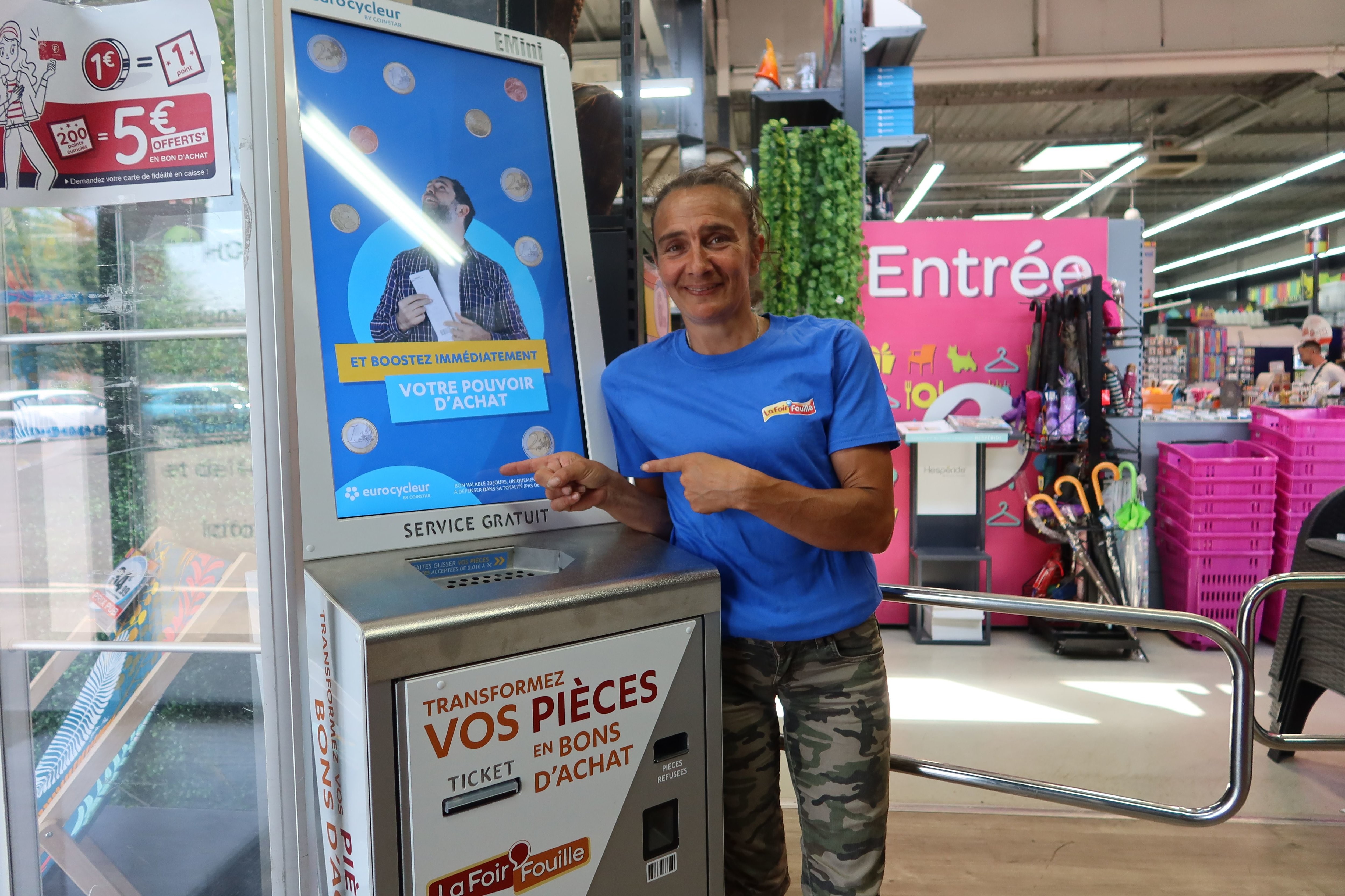 Cette borne Coinstar permet aux clients de convertir leurs centimes en bons d'achat et vient d'être installée dans le magasin Foir'Fouille à Nanteuil-lès-Meaux (Seine-et-Marne). Jessica Chiquart y voit aussi un coup de pouce pour le chiffre d'affaires du magasin qu'elle dirige. LP/Sébastien Roselé