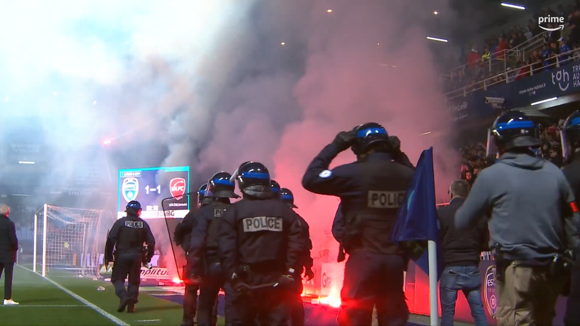 Alors que l’Estac était tenu en échec par le dernier de Ligue 2, Valenciennes (1-1), des supporters ont lancé des fumigènes sur la pelouse du stade de l’Aube, provoquant un arrêt de la rencontre. Capture d'écran/Prime