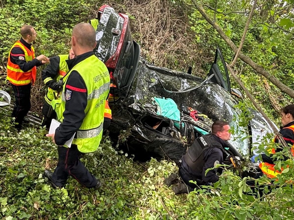 Chilly-Mazarin (Essonne) ce 1er mai 2024. Une voiture a chuté en contrebas de l'autoroute A6 après une perte de contrôle. Les deux occupants ont été blessés et hospitalisés. DR
