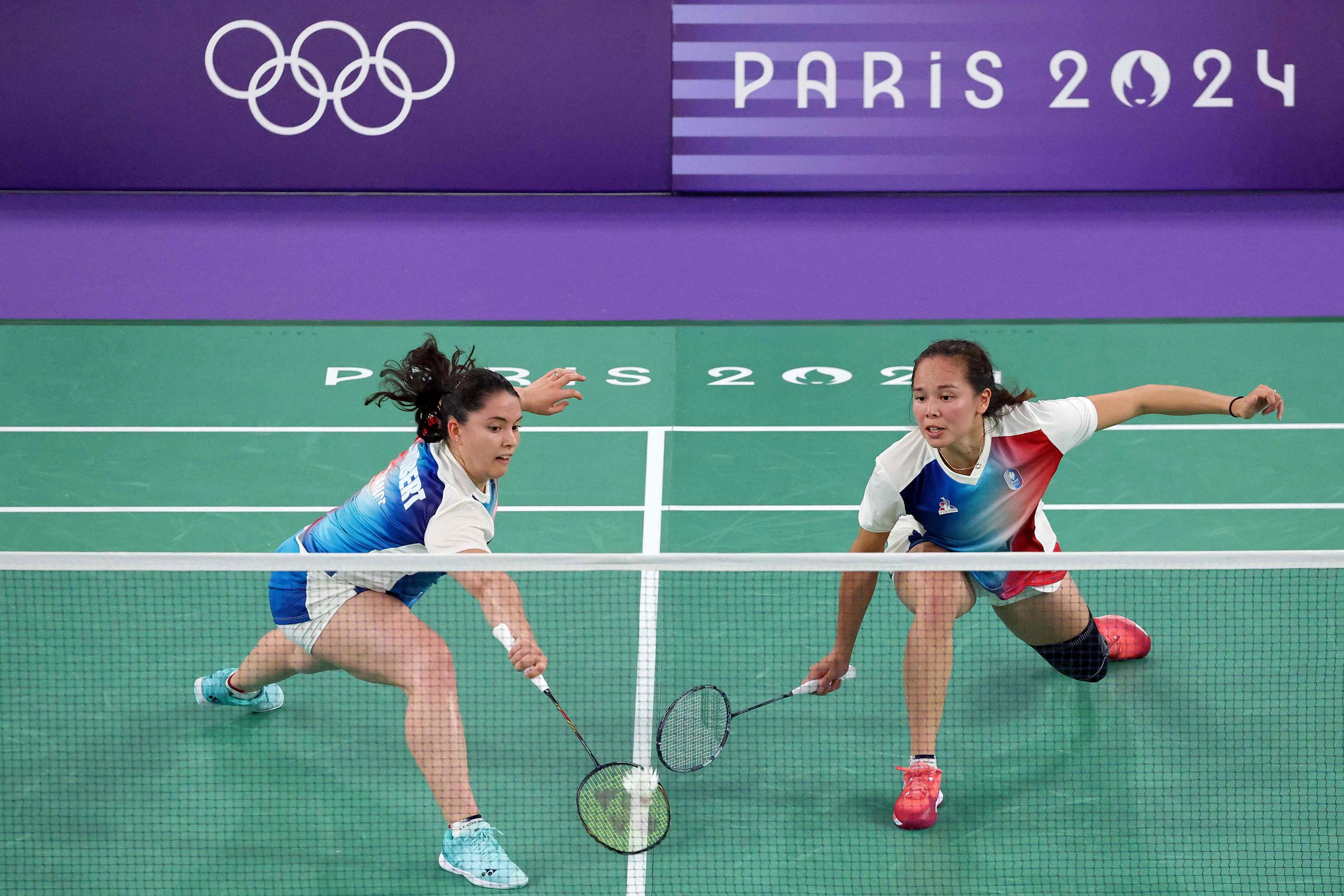 Malgré une belle résistance, le double dame tricolore Margot Lambert (à gauche) - Anne Tran s'est incliné en 3 sets face à la paire thaïlandaise. (Photo by David GRAY / AFP)