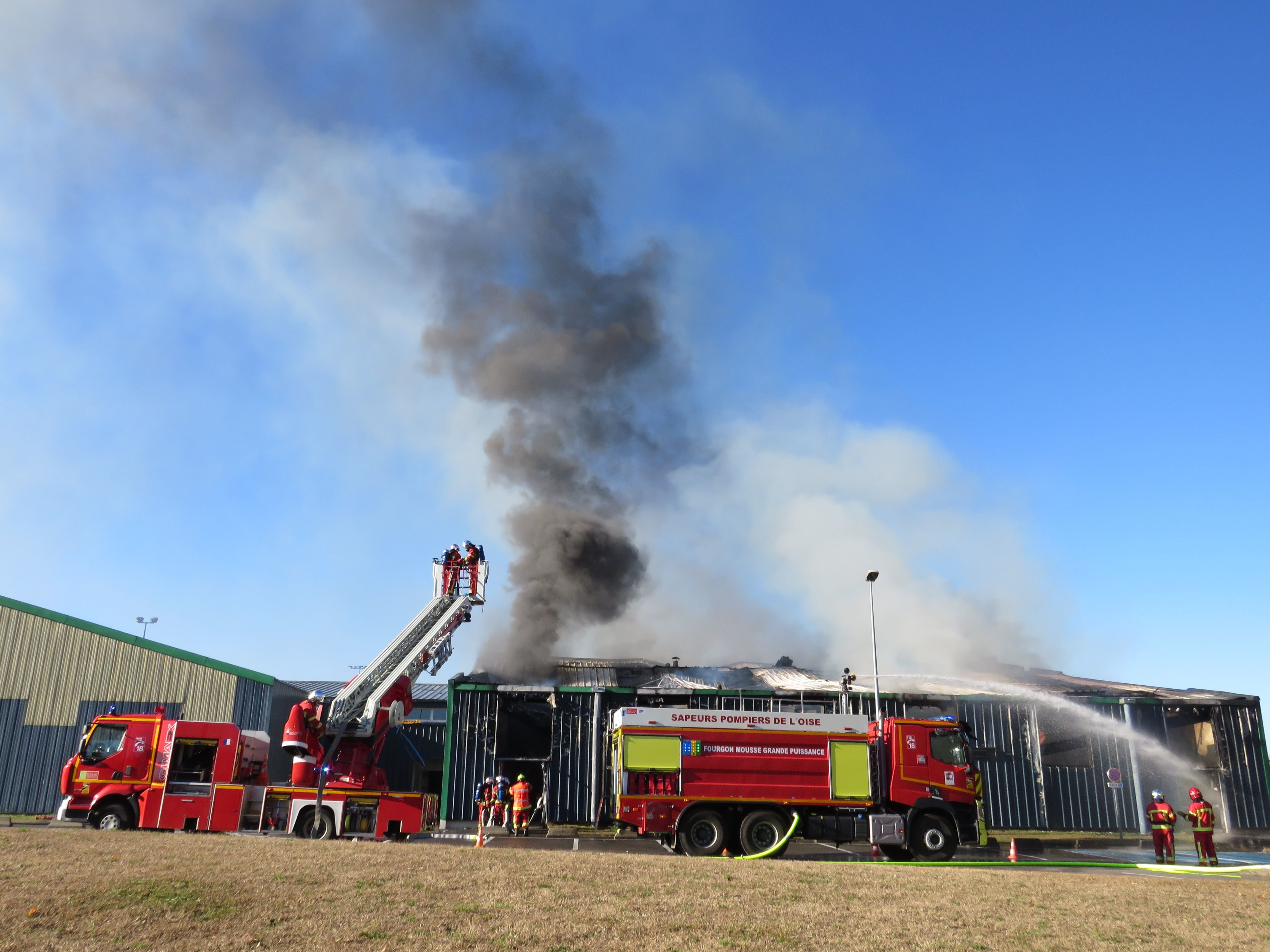 Choisy-au-Bac, le 23 novembre. Le gymnase André-Mahé a été détruit par un incendie accidentel. Des travaux d'étanchéité de la toiture étaient menés. Les huit clubs qui utilisaient le complexe sportif ont tout perdu. LP/Stéphanie Forestier