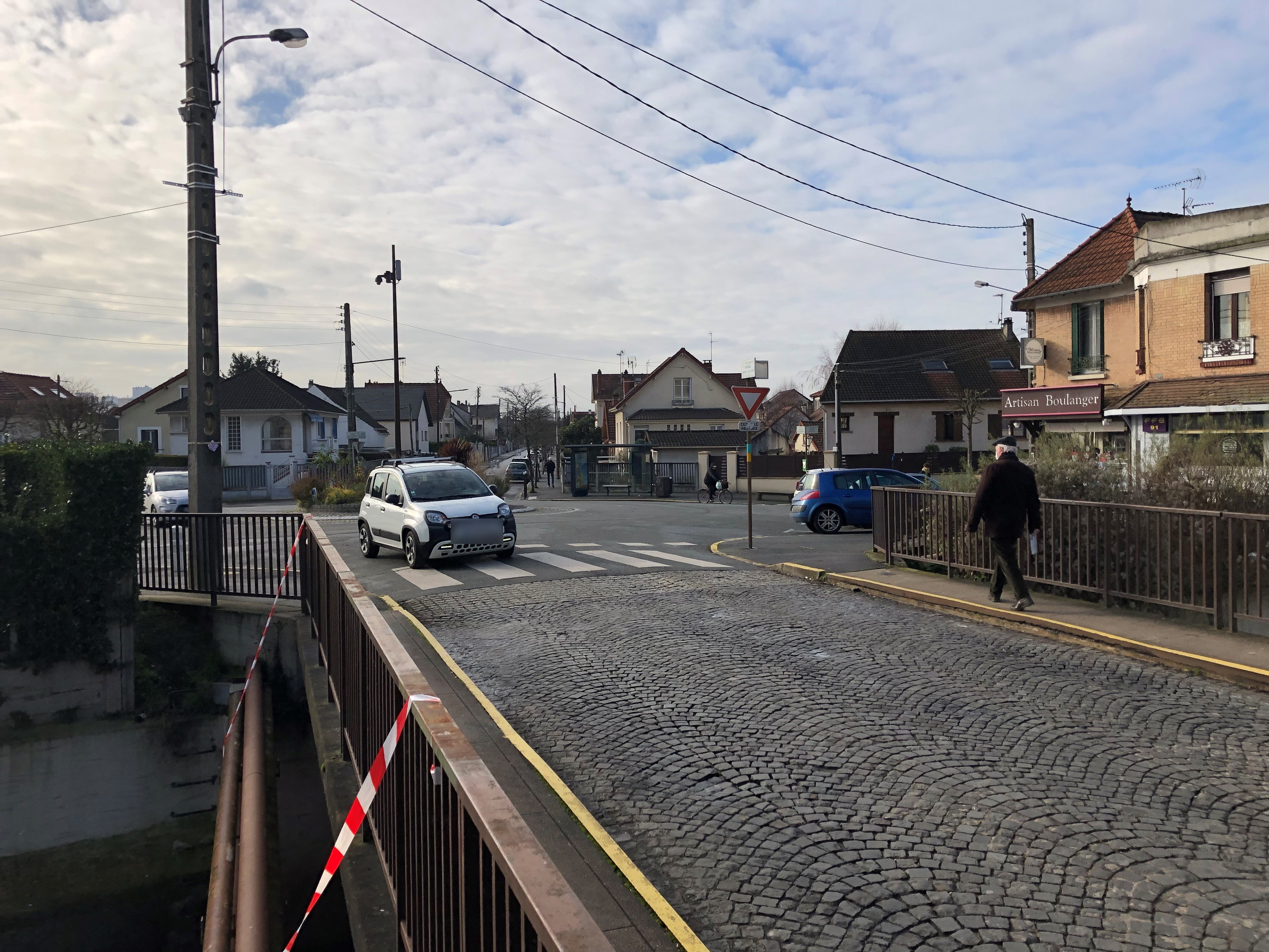 Viry-Chatillon, jeudi 20 janvier 2022. C'est sur ce pont qu'une femme a été agressée à l'arme blanche, tôt ce jeudi matin. Deux autres personnes ont également été plus légèrement blessées par le même agresseur présumé. LP/Florian Garcia