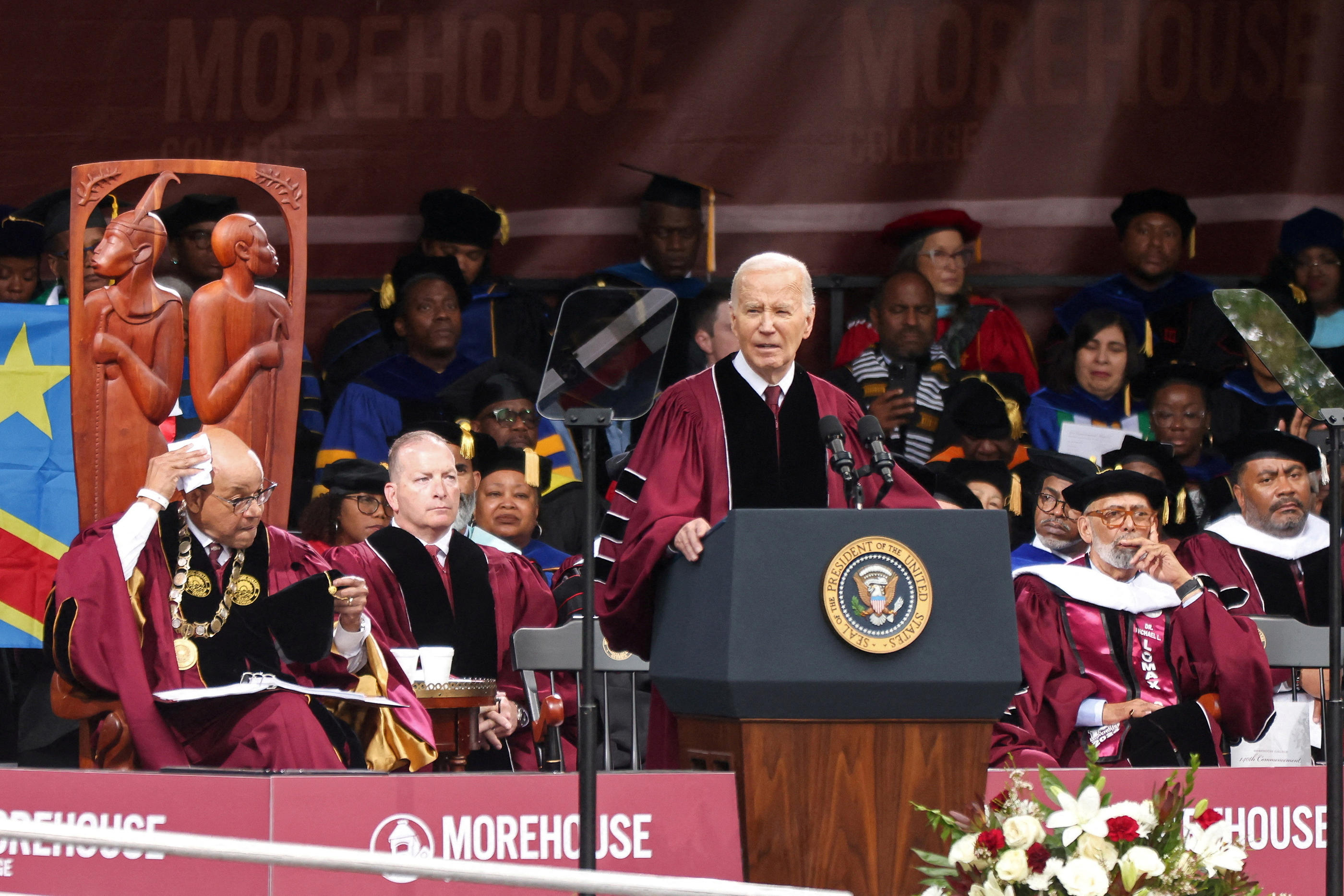 Le président américain Joe Biden s'est rendu dans l'université où a étudié Martin Luther King pour séduire l'électorat afro-américain et jeune, ce dimanche 19 mai. REUTERS/Alyssa Pointer