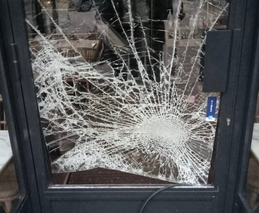 La porte d’entrée du restaurant la Pizza Joya, située rue Saint-Charles à Paris (XVe), a été fracassée dans la nuit de lundi à mardi 19 décembre. DR