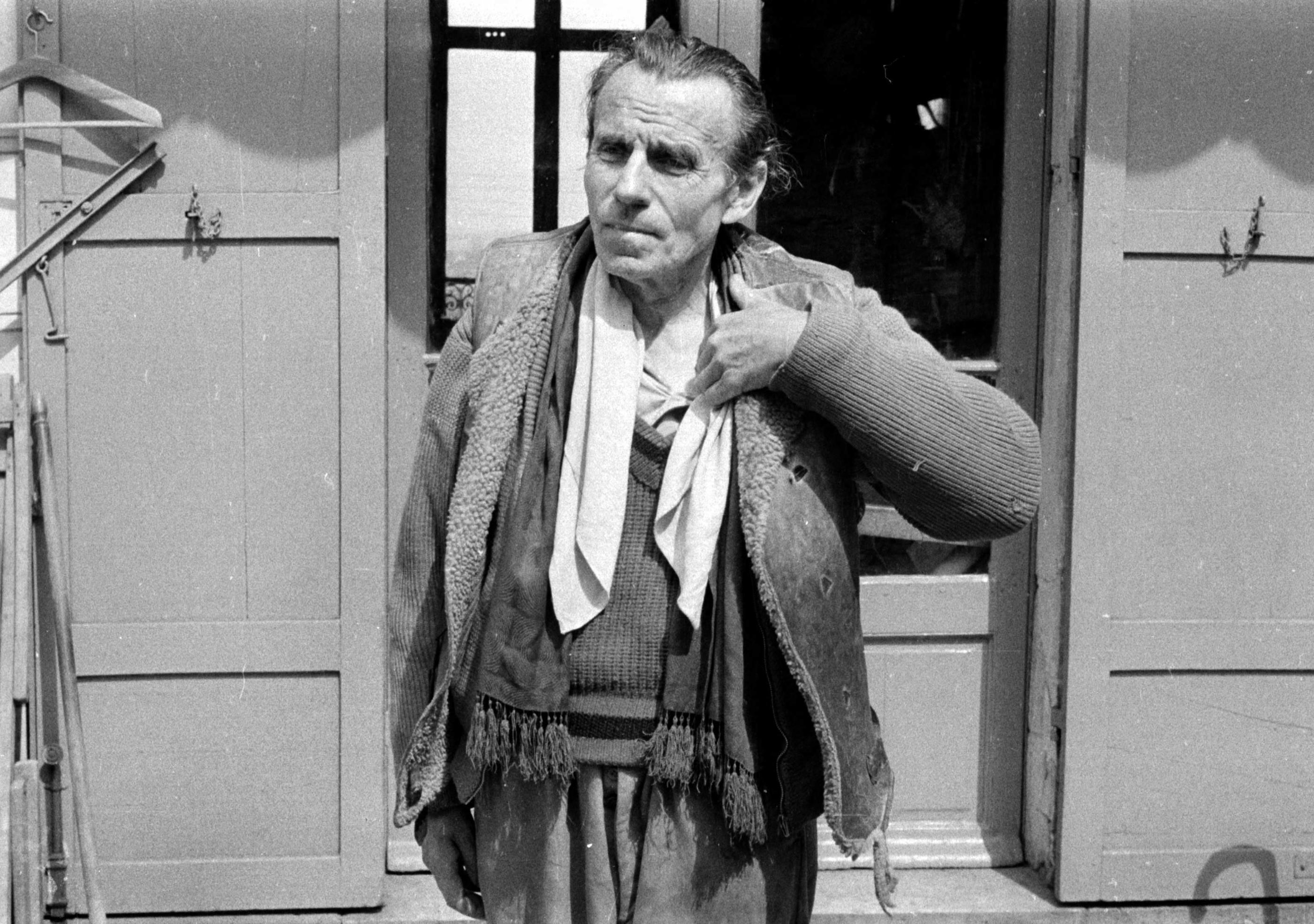 Louis-Ferdinand Céline à Meudon en 1955, six ans avant sa mort en 1961. Ses deux inédits publiés cette année seront suivis début 2023 par un troisième «la Légende du roi Krogold». Bernard Lipnitzki/Roger-Viollet