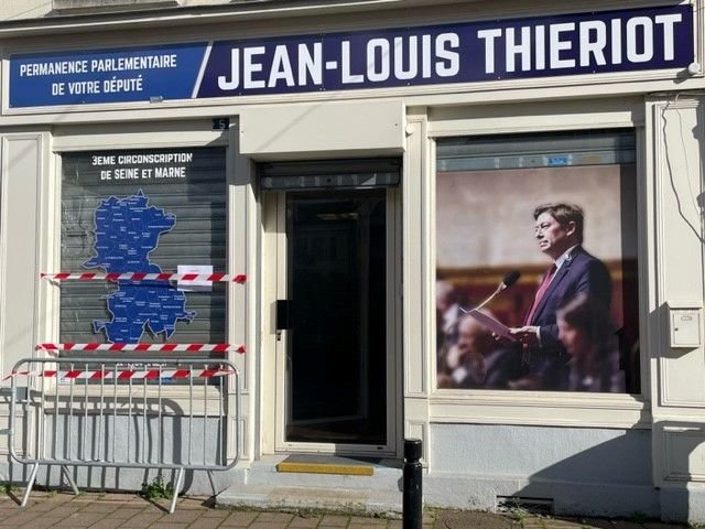 Mardi 5 mars 2024. Comme chez d'autres locaux et commerces du centre-ville, la vitrine de la permanence du député Jean-Louis Thiériot a été la cible d'un acte de vandalisme lundi 4 mars dernier. DR.